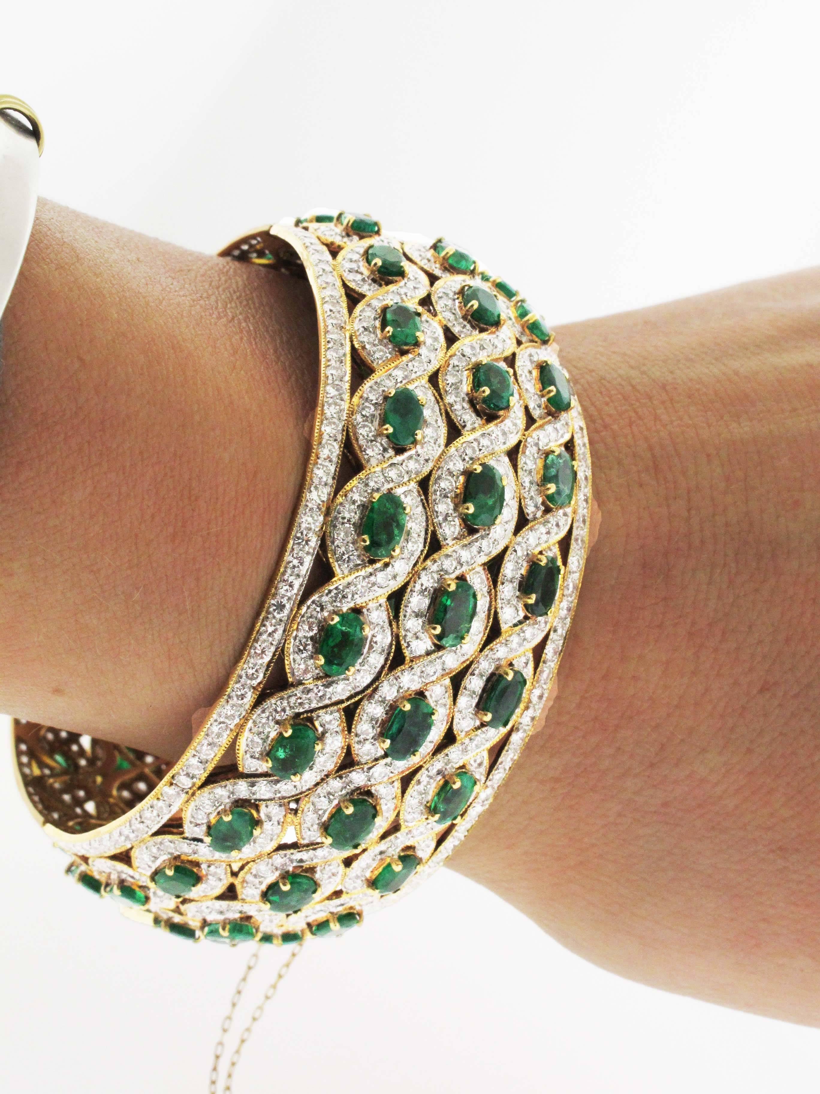 Emerald and Diamond Yellow Gold Cuff Bangle, over 15 Carat of Emeralds, 20 Karat In Excellent Condition In Beverly Hills, CA