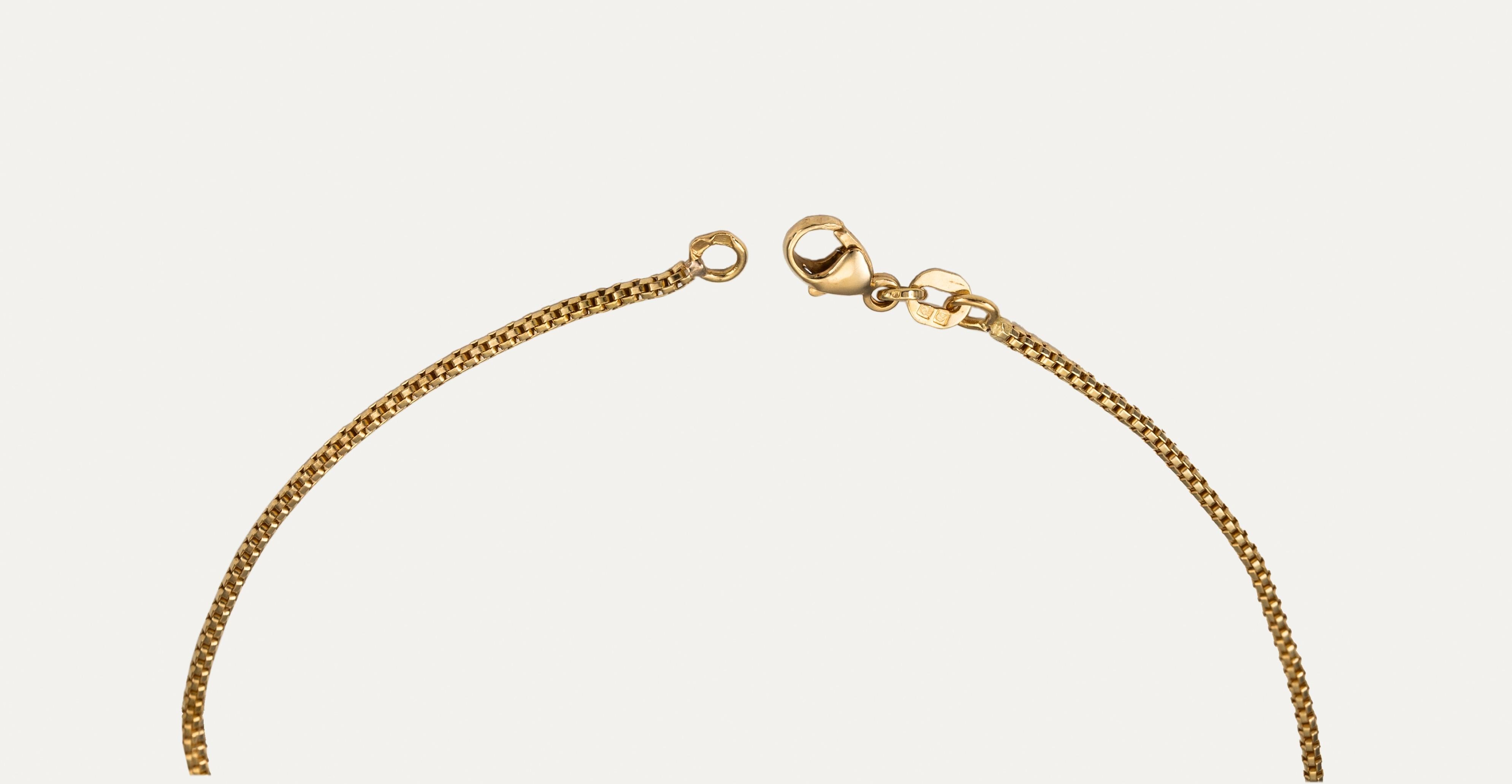 Ce collier à pendentifs en or jaune orné d'émeraudes et de diamants témoigne d'une sophistication intemporelle et d'une brillance naturelle. Réalisé en or jaune de 19,2 carats (800‰), le collier est orné d'une vibrante émeraude colombienne en forme