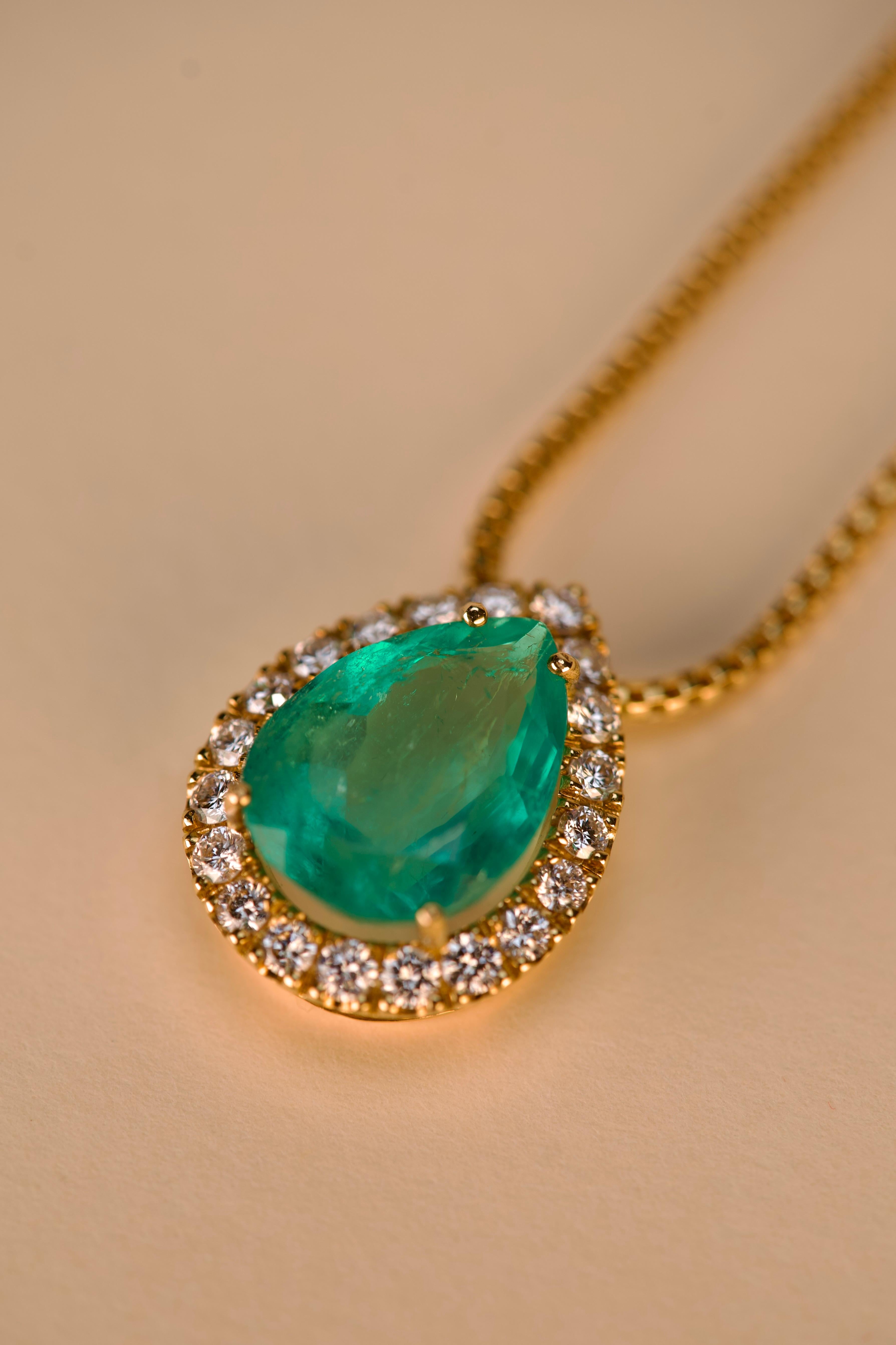 Taille brillant Collier à pendentifs en or jaune avec émeraudes et diamants en vente