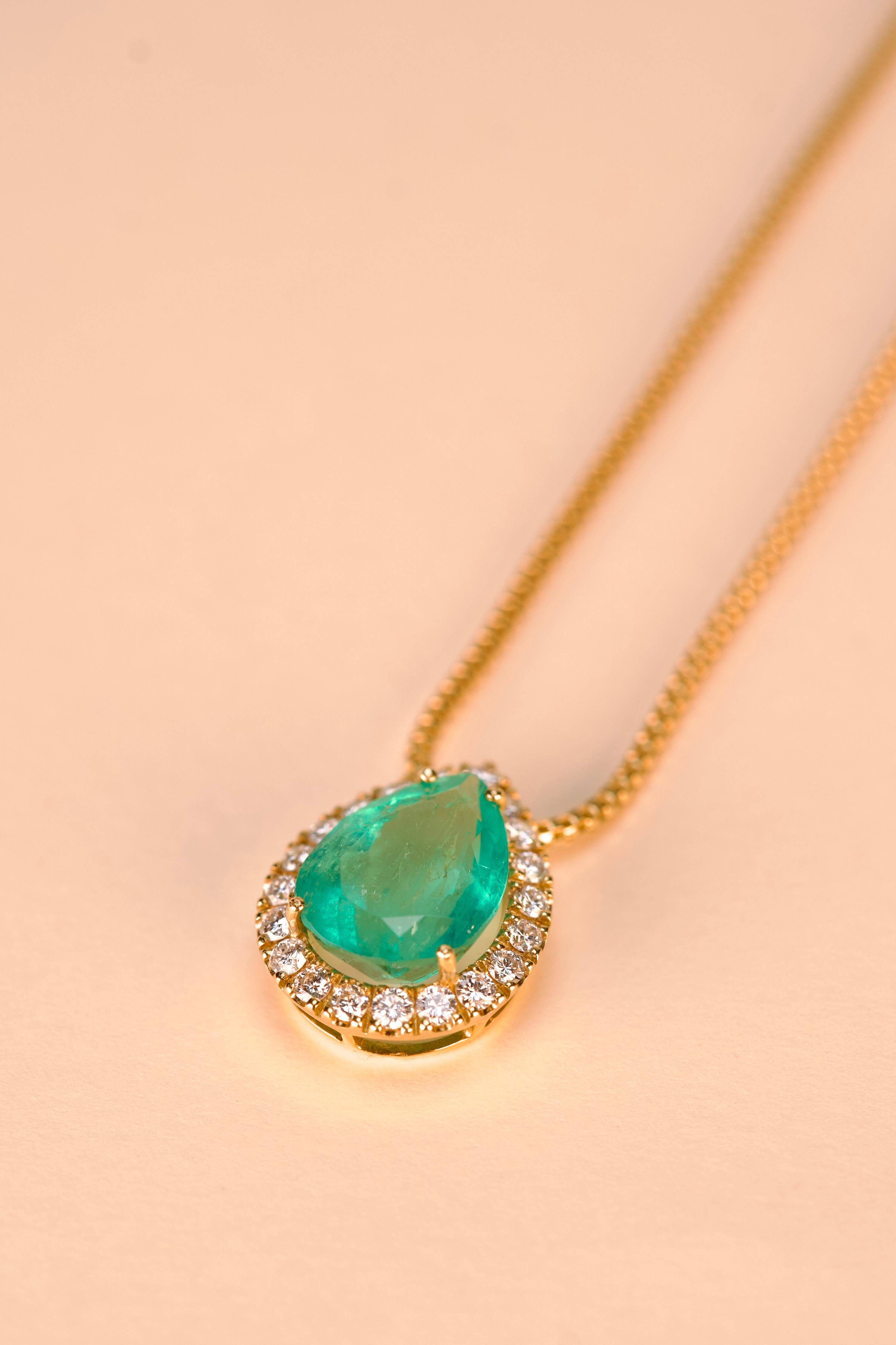 Collier à pendentifs en or jaune avec émeraudes et diamants Pour femmes en vente