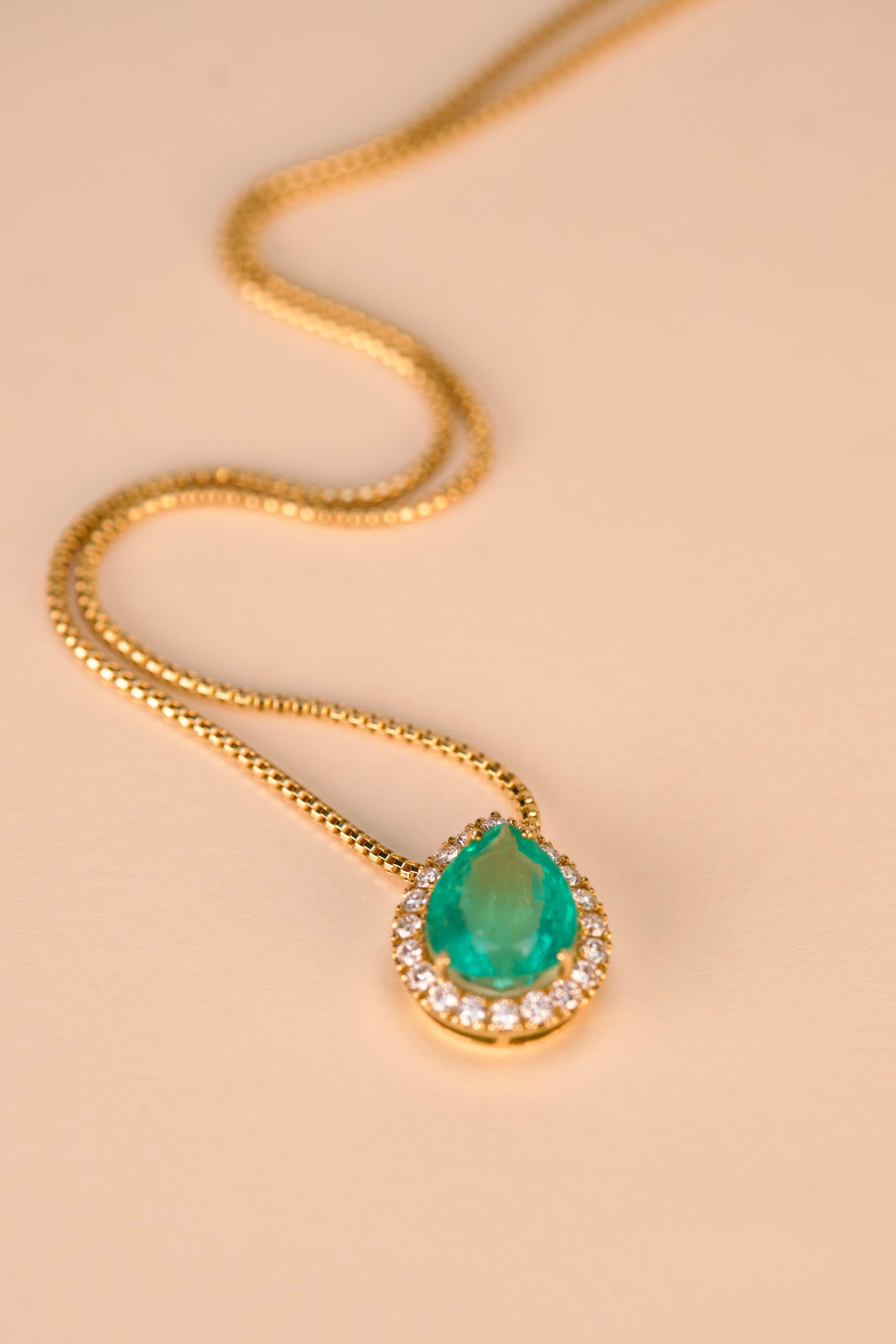 Collier à pendentifs en or jaune avec émeraudes et diamants en vente 1