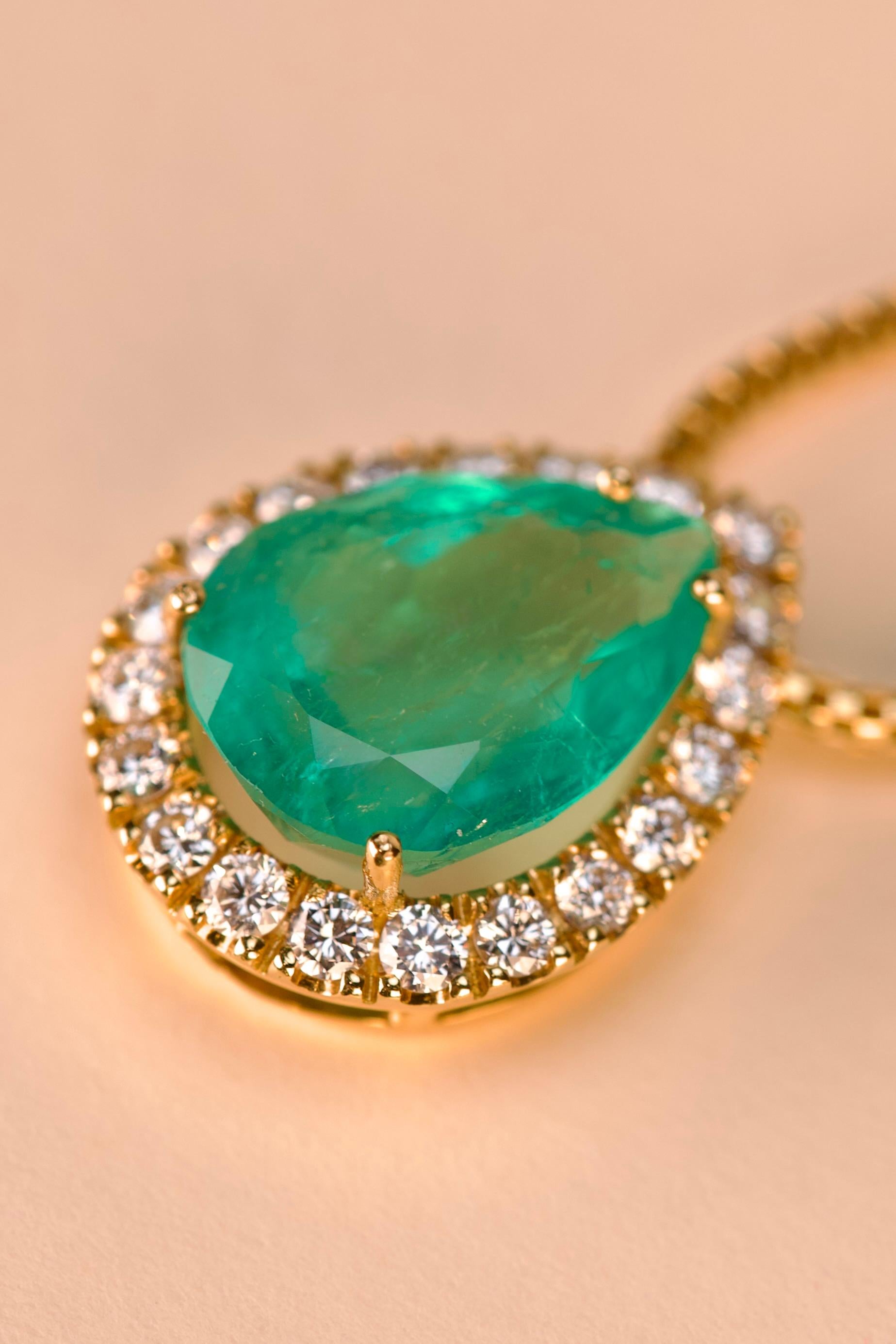 Collier à pendentifs en or jaune avec émeraudes et diamants en vente 2