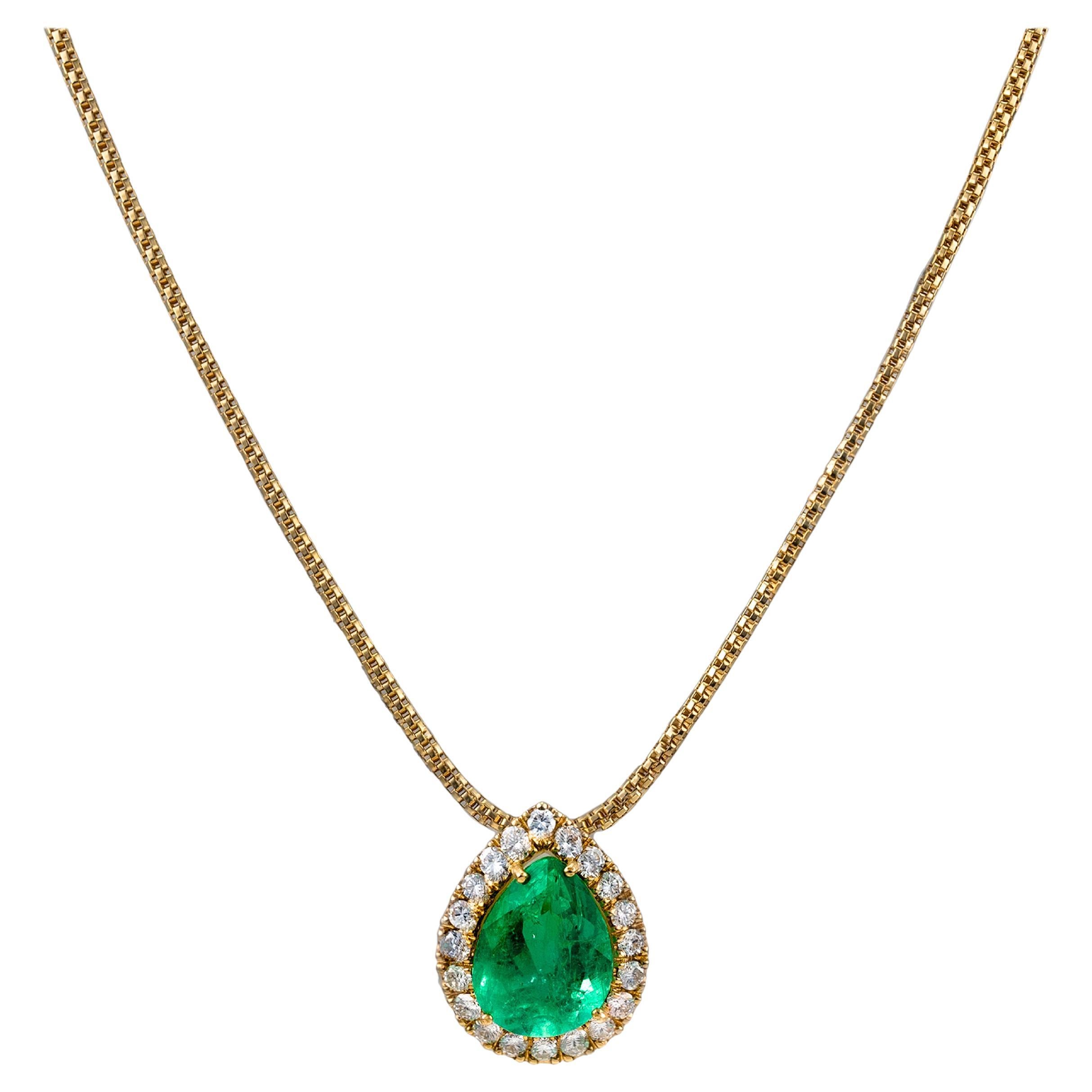 Collier à pendentifs en or jaune avec émeraudes et diamants en vente