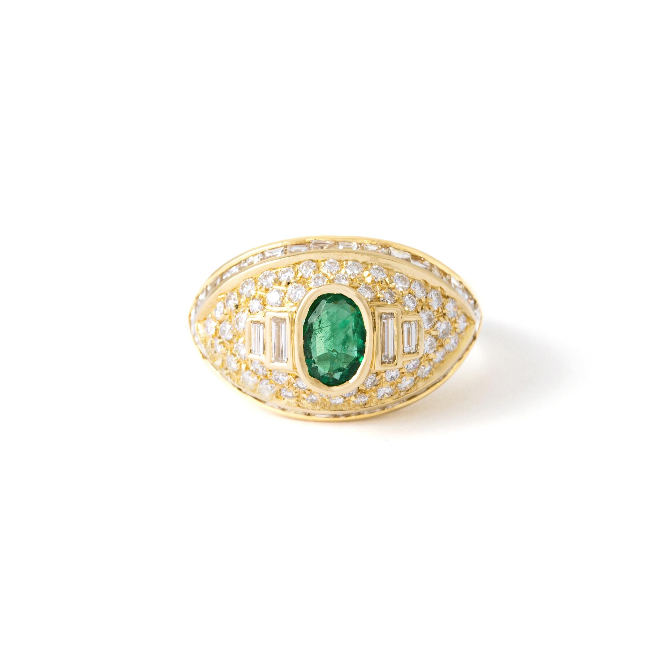 Ring aus 18 Karat Gelbgold, besetzt mit einem Smaragd 0,48 ct und 50 Diamanten 0,57 ct und 34 Diamanten 1,29 ct Größe 52