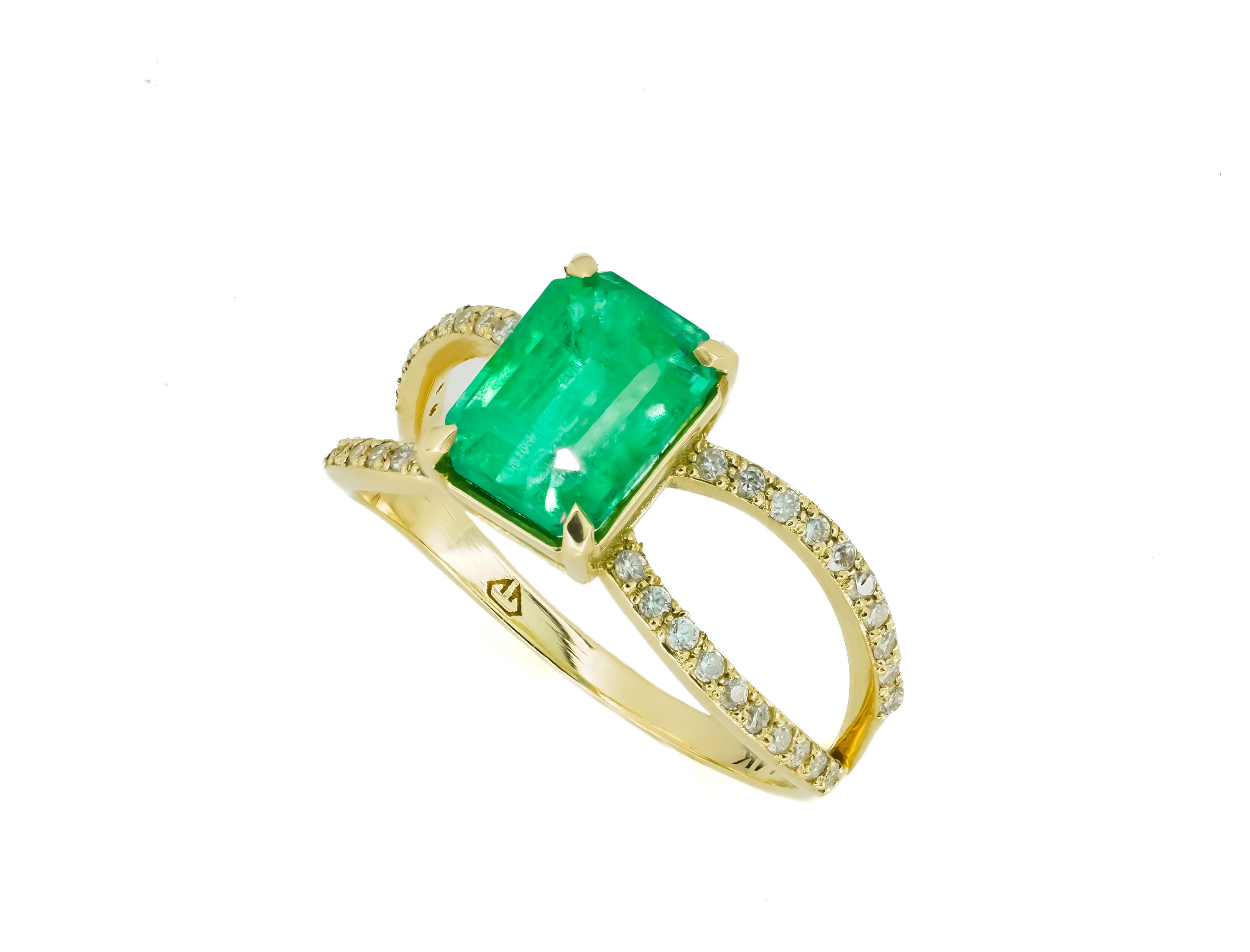 Ring aus 14 Karat Gold mit Smaragd und Diamanten, zertifiziert im Zustand „Neu“ in Istanbul, TR
