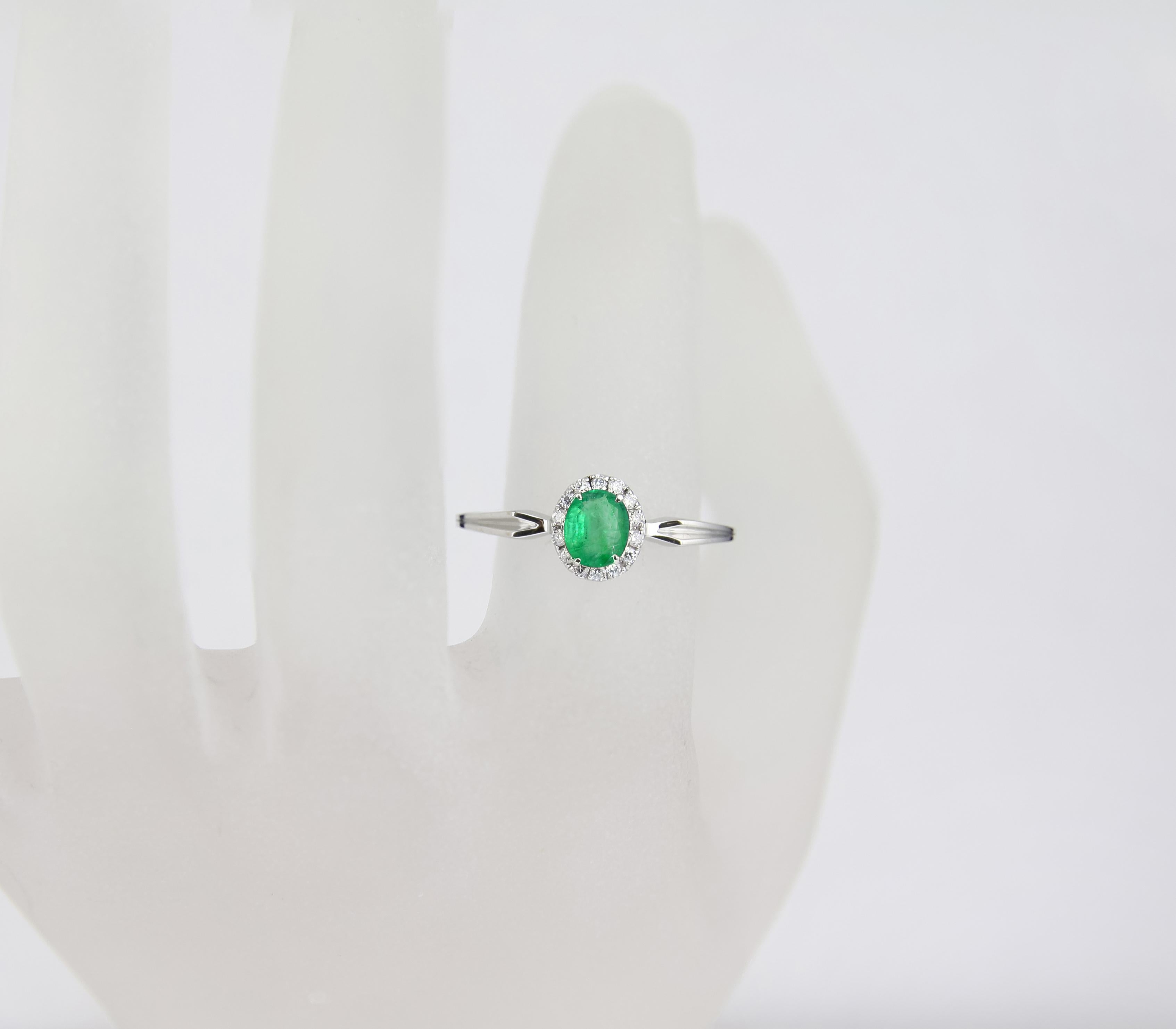 Modern Emerald and diamonds 14k gold ring.  For Sale