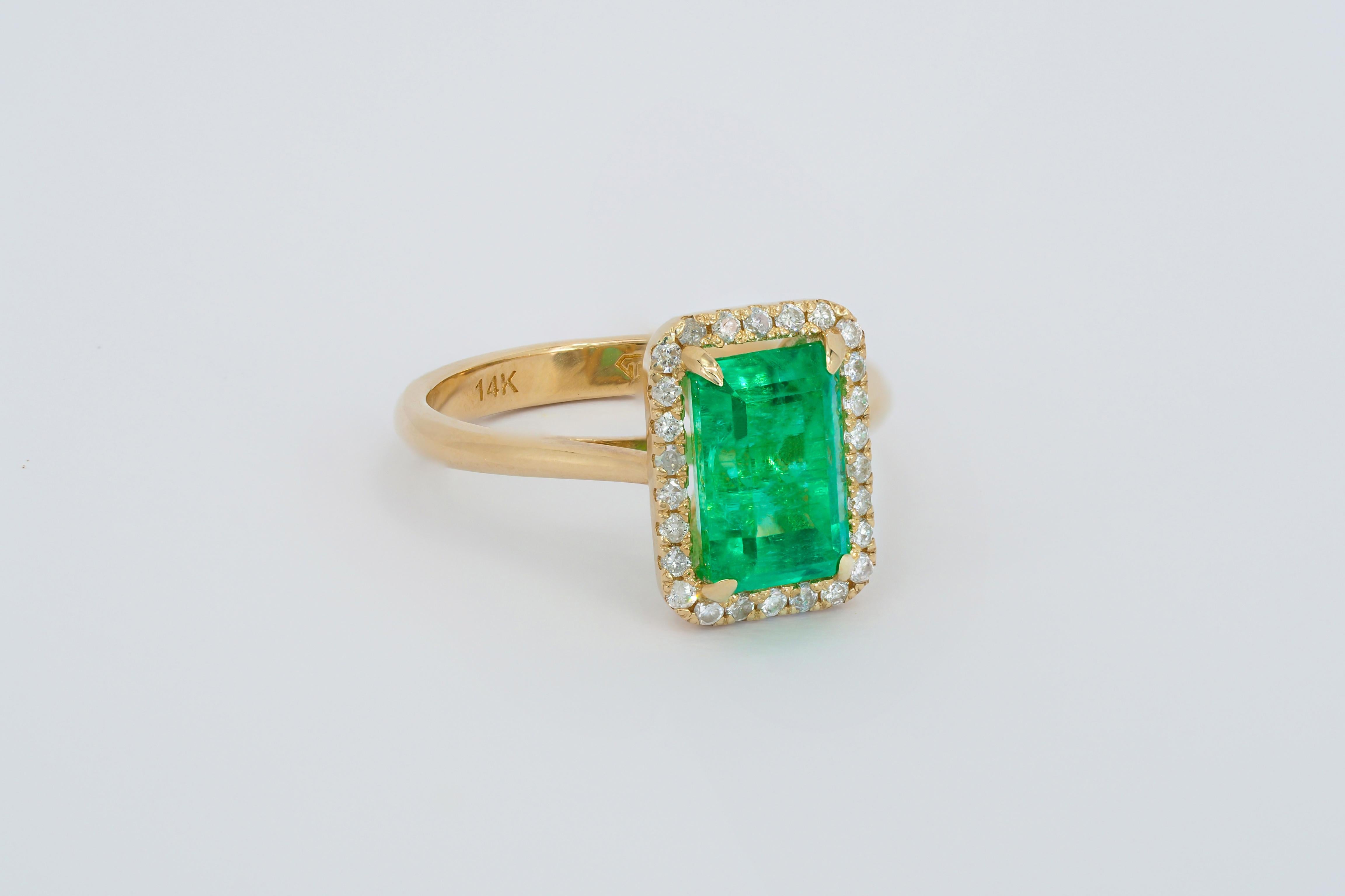 Modern Emerald and Diamonds 14k gold Ring For Sale