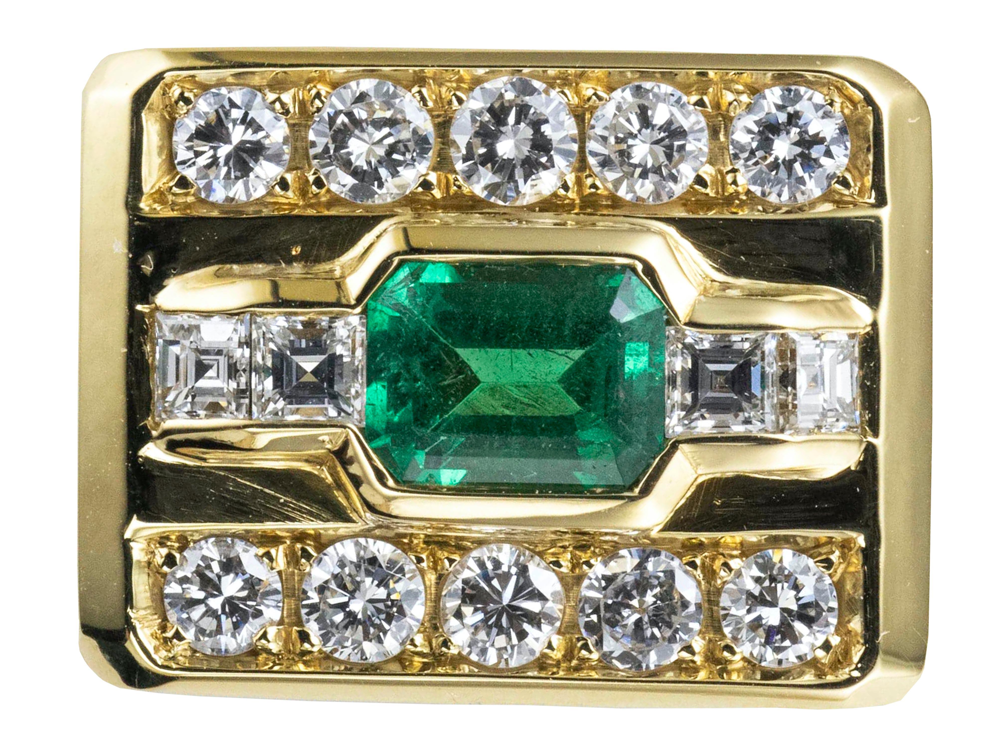 A solid yellow gold cocktail ring with a very intense green Emerald for Carat 0.66
It has four Carrè cut Diamonds on the central band and ten Round cut Diamonds on the external bands weighing in total ct 1.25
18 kt yellow gold weigh gr