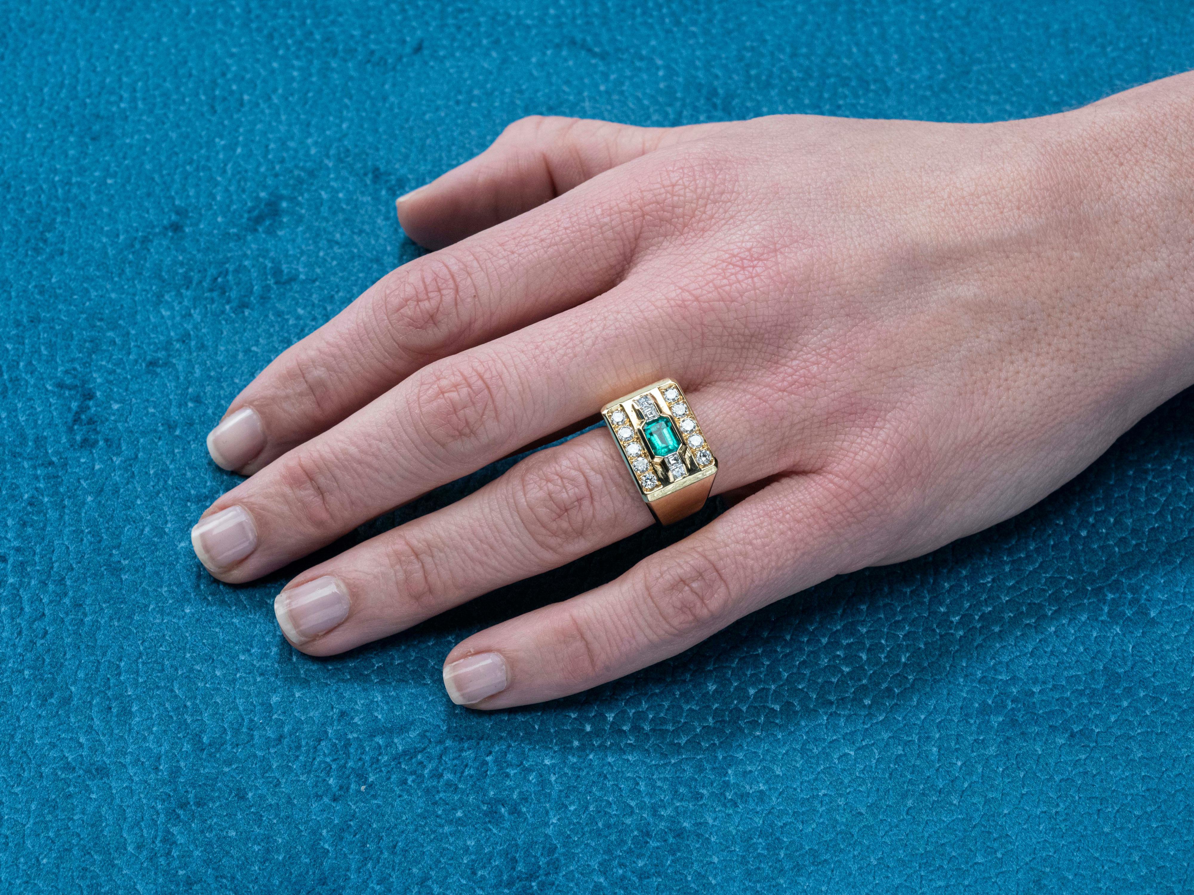 Emerald and Diamonds 18 Karat Yellow Gold Cocktail Ring In New Condition For Sale In Cattolica, IT