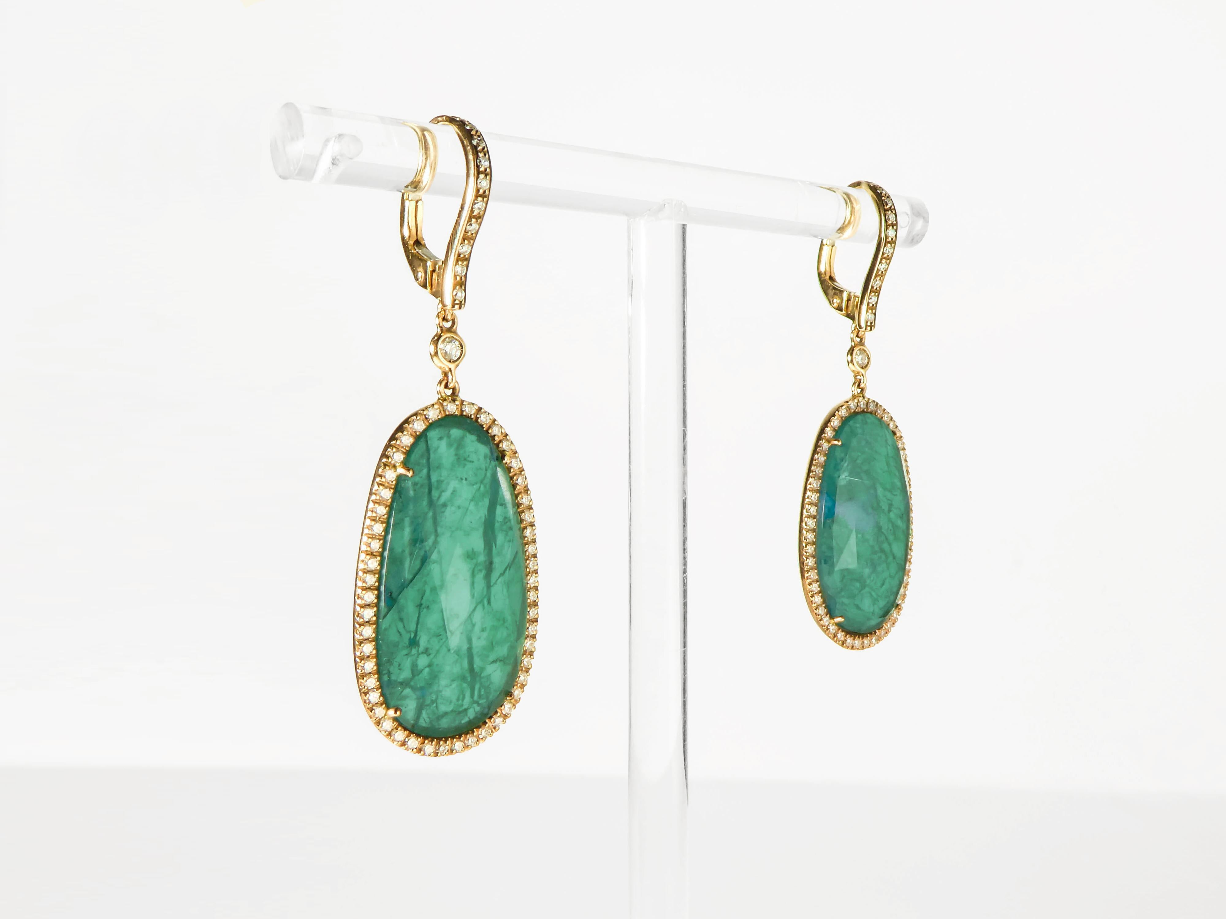 Orecchini a goccia eleganti, leggeri e luminosi. I due smeraldi sfaccettati hanno un colore molto intenso, sono leggermente diversi l'uno dall'altro e sono circondati da diamanti per 0,46 ct.
Realizzato in oro rosa 9 Kt per gr. 5,00

Misure: