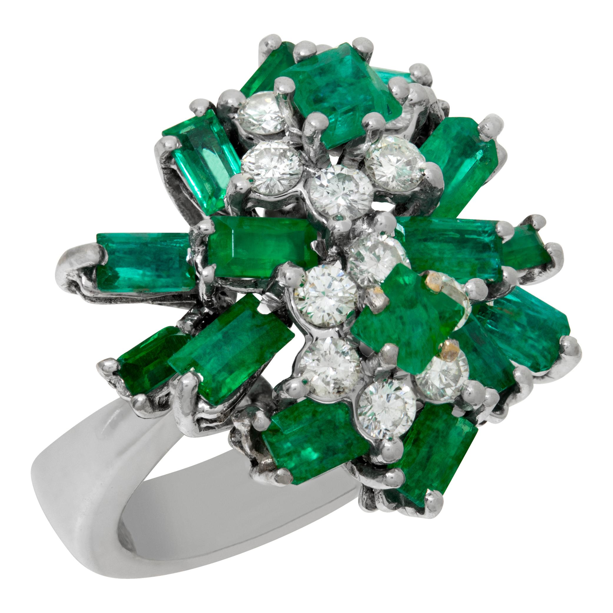 Emerald and diamonds cocktail 18K white gold Ballerina ring In Excellent Condition For Sale In Surfside, FL
