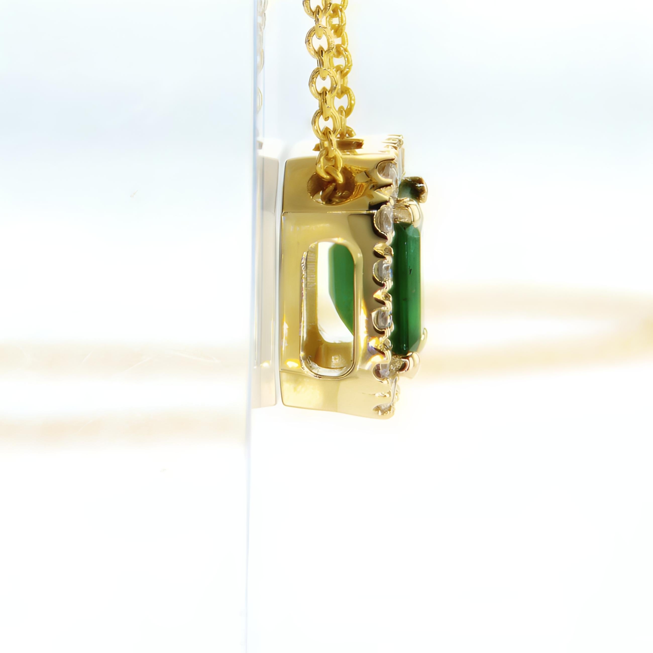Emerald And diamonds Halo Necklace In New Condition For Sale In רמת גן, IL