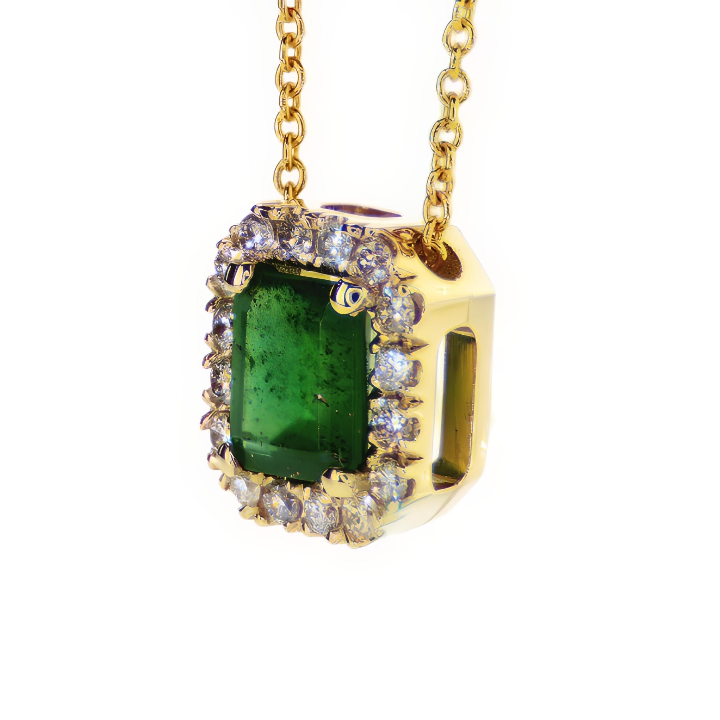 Women's Emerald And diamonds Halo Necklace For Sale