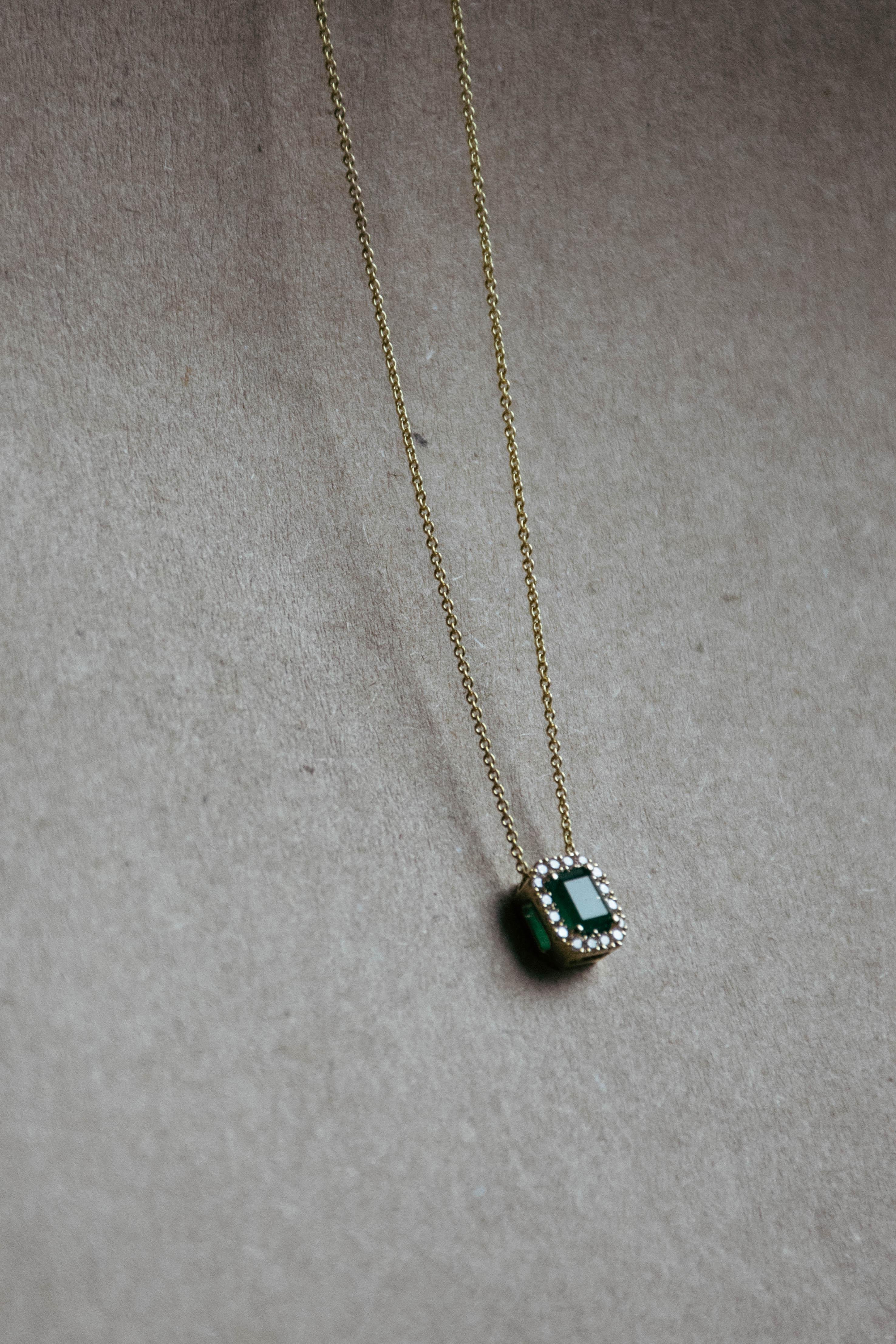 Emerald And diamonds Halo Necklace For Sale 2
