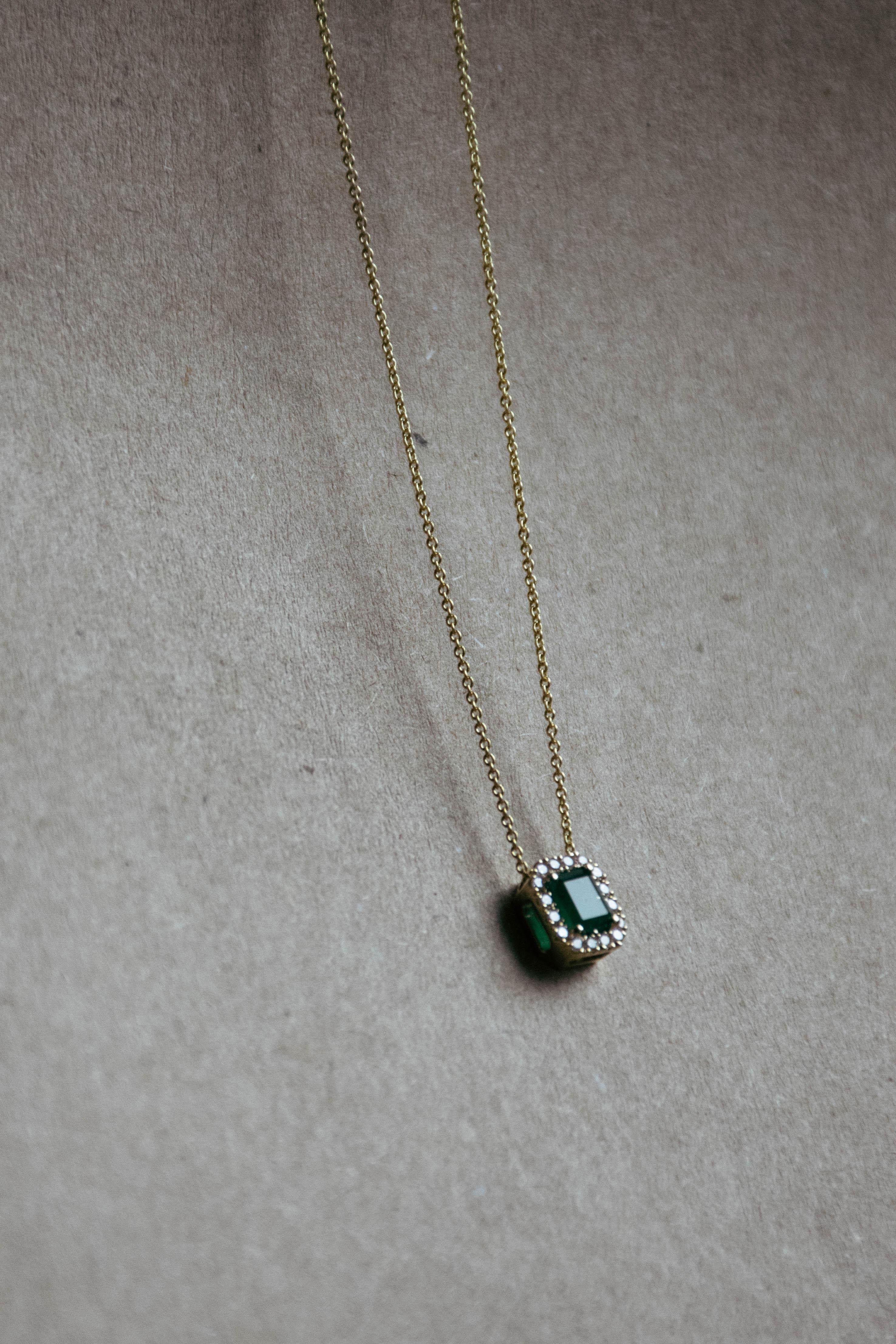 Smaragd und Diamanten Halo-Halskette 2