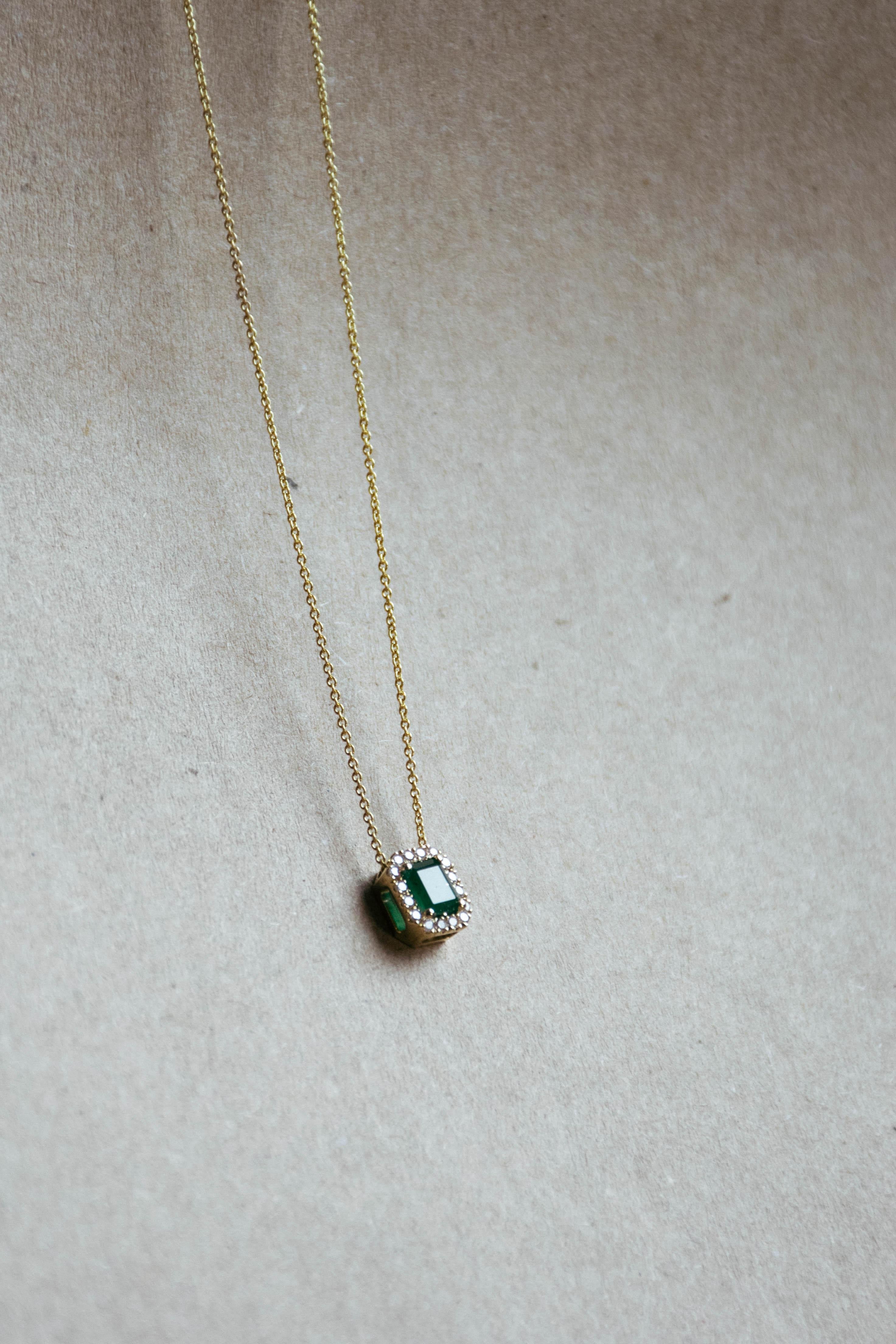 Emerald And diamonds Halo Necklace For Sale 3