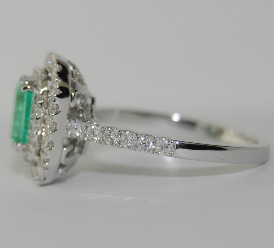 Contemporary Emerald and Diamonds Ladies Ring, 18 Karat White Gold For Sale