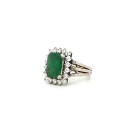 Bague en or blanc ornée d'émeraudes et de diamants