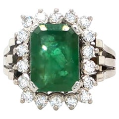 Bague en or blanc ornée d'émeraudes et de diamants