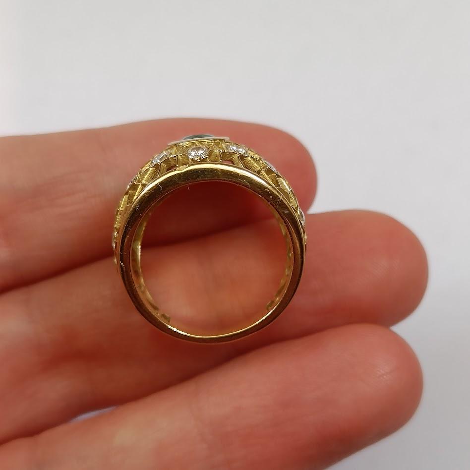 Anello con smeraldo e diamanti traforato in oro 18k in vendita 4