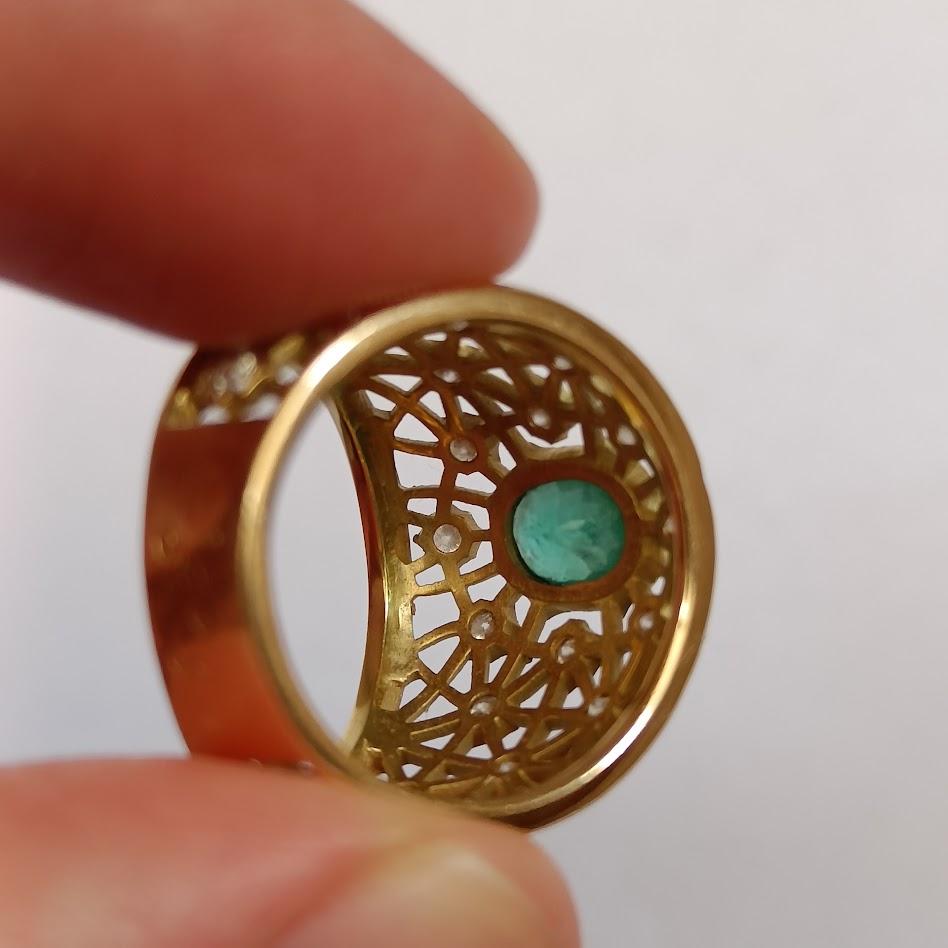Anello con smeraldo e diamanti traforato in oro 18k in vendita 5