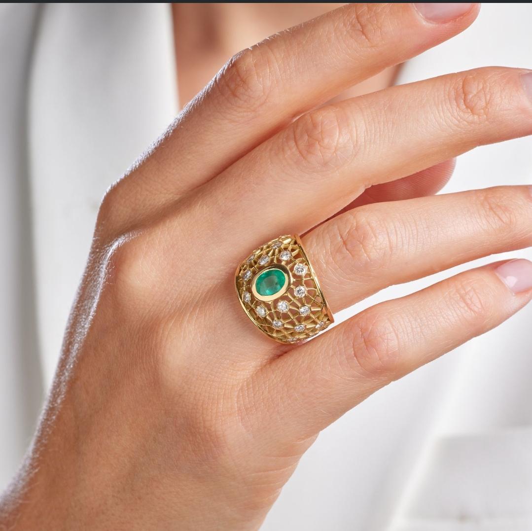 La bague en forme de dôme présente un motif en résille orné de diamants taille brillant, centré par une émeraude ovale. Fabriqué en or jaune 18 carats. Probablement des années 1980. Bon état, traces d'usure normales. Hibou marque