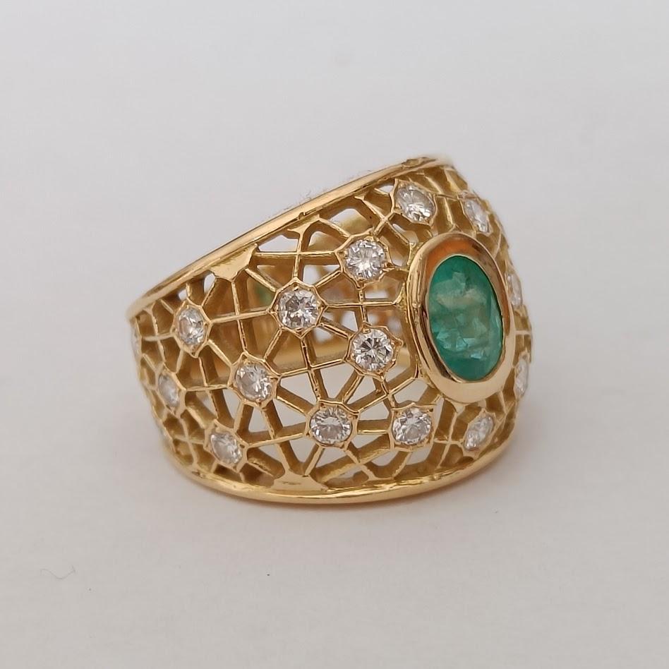 Moderno Anello con smeraldo e diamanti traforato in oro 18k in vendita