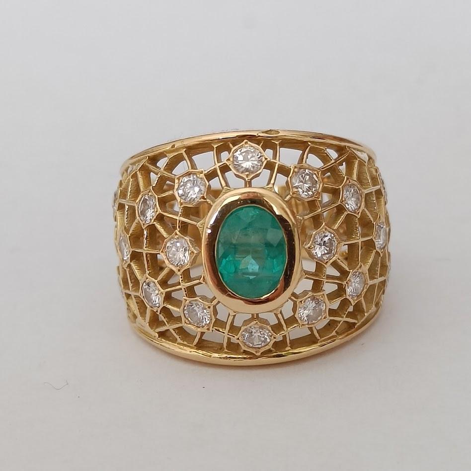 Taglio ovale Anello con smeraldo e diamanti traforato in oro 18k in vendita
