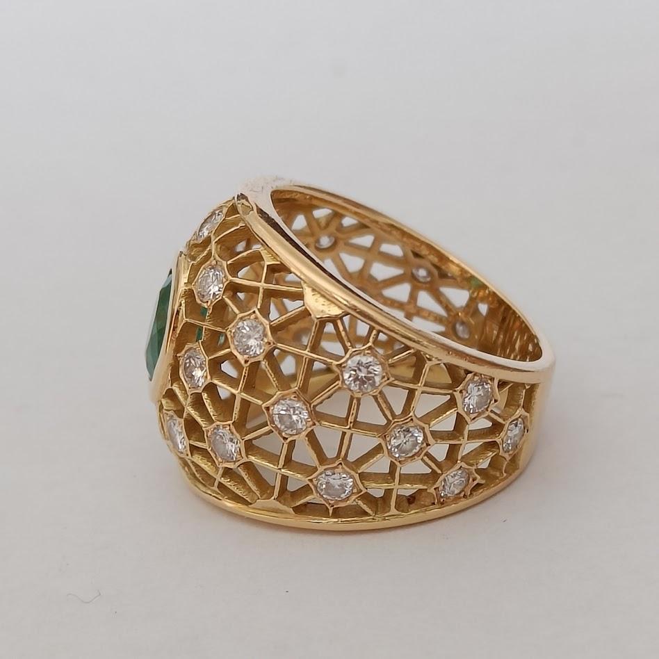 Anello con smeraldo e diamanti traforato in oro 18k In condizioni buone in vendita a Magenta, IT