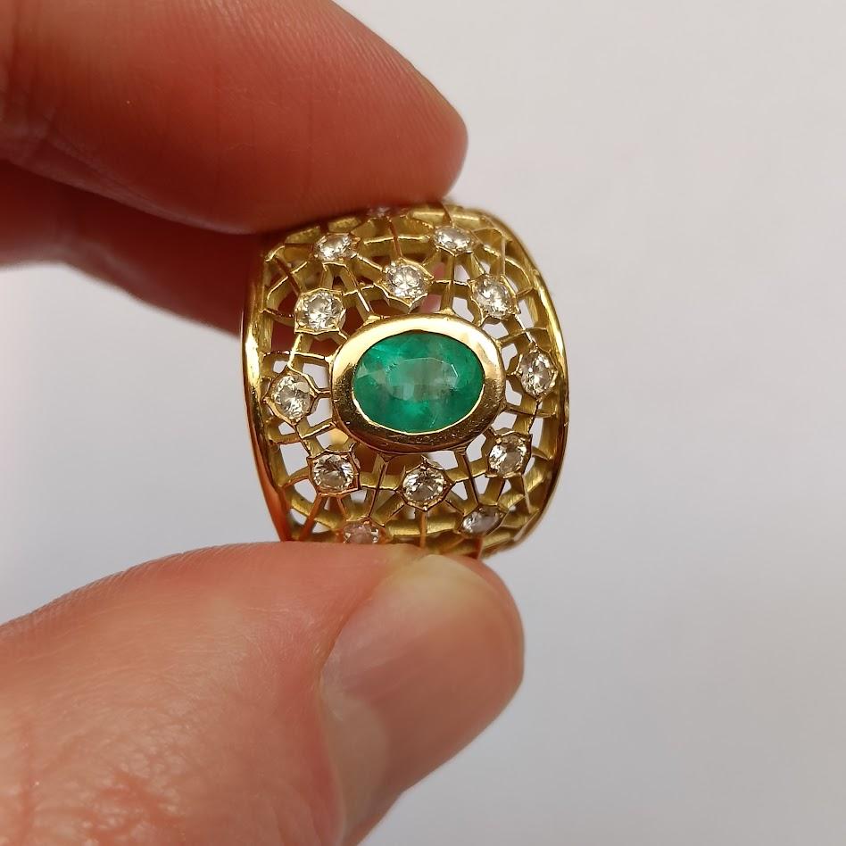 Anello con smeraldo e diamanti traforato in oro 18k in vendita 1