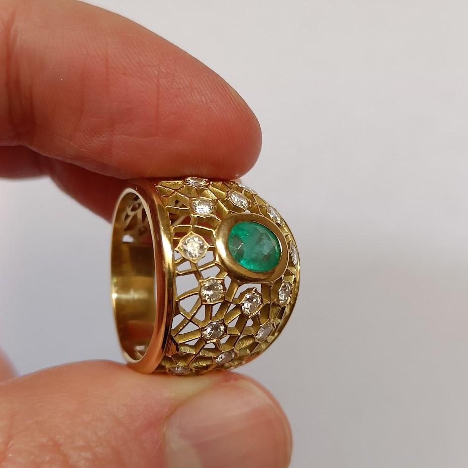 Anello con smeraldo e diamanti traforato in oro 18k in vendita 3