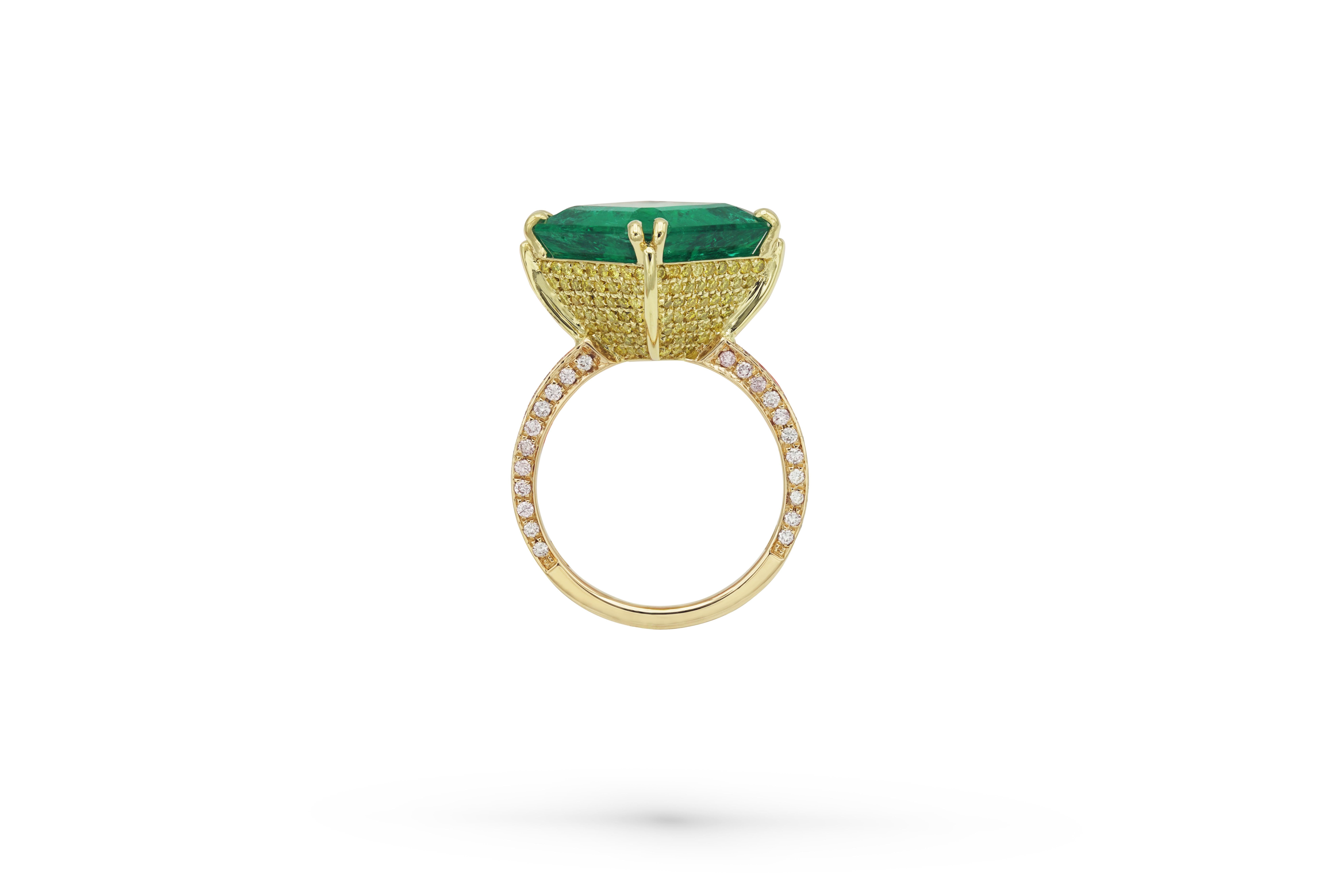 Rose gold ring, the mounting set with yellow and white diamonds, on its center a rectangular emerald. 
(9,05 grs)
4944