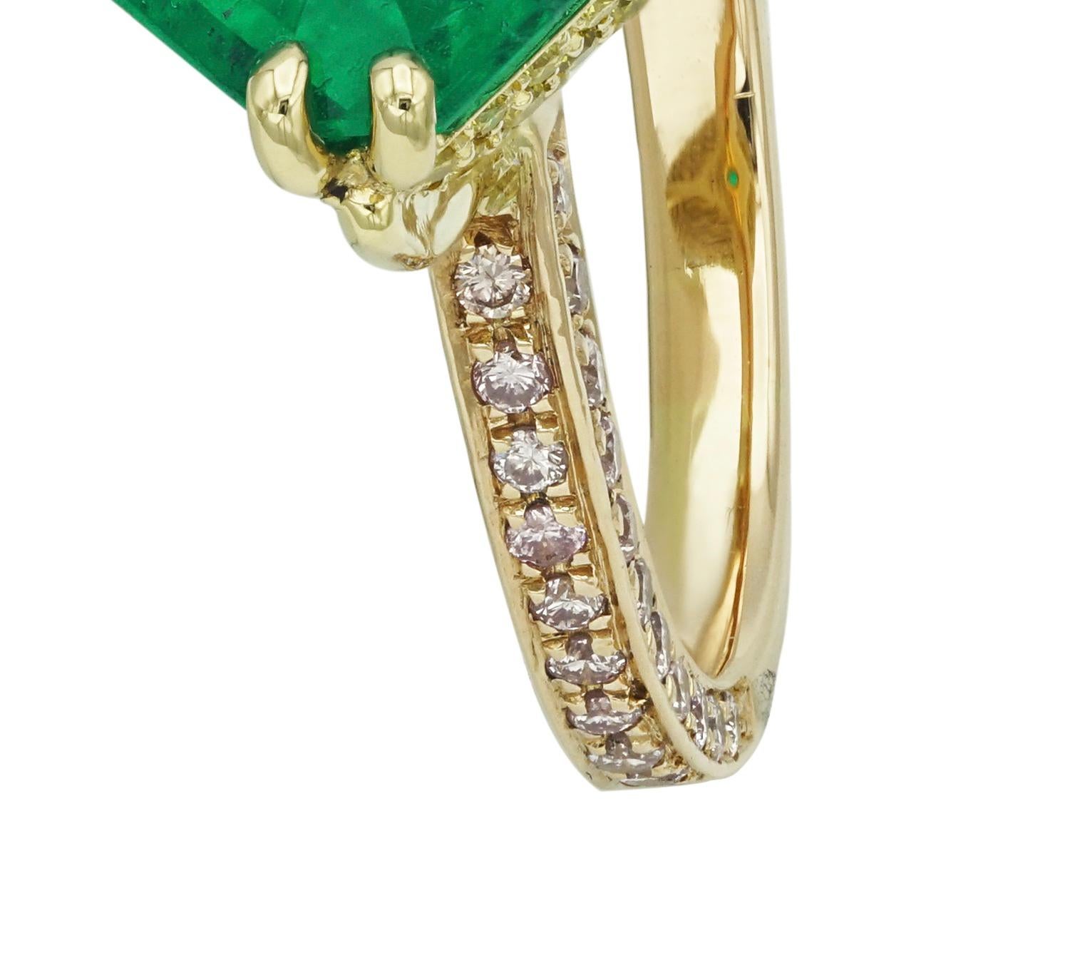 Emerald and Diamonds Ring In Excellent Condition In Monte Carlo, MC