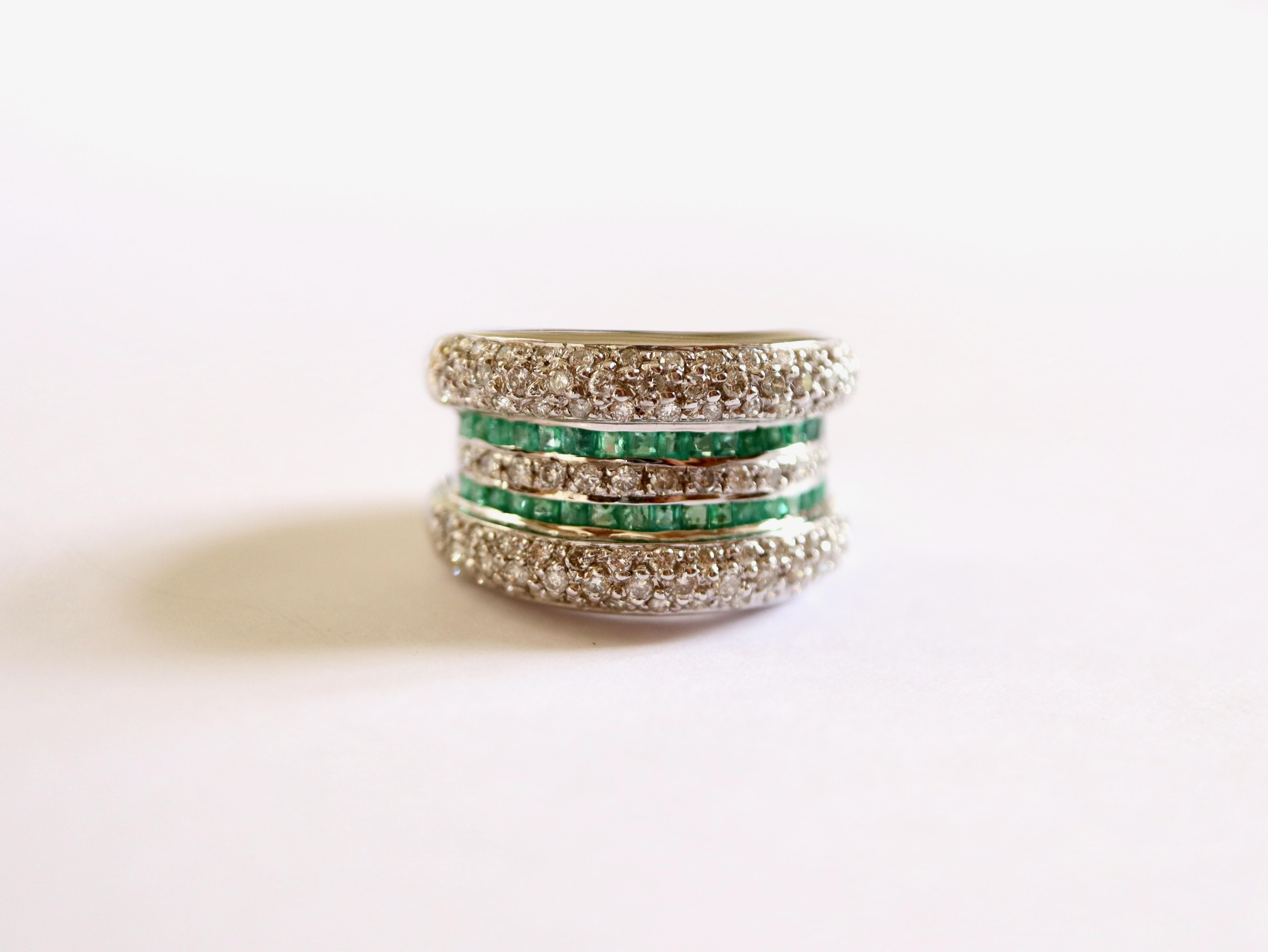 Ring in 18 kt white gold, diamonds and calibrated emeralds. The ring is paved with diamonds for 0.99 carats. There are two rows of calibrated emeralds surrounded by rows of diamonds.
Total Weight of the emeralds: 1.46 carats
Diameter: 16.5 mm