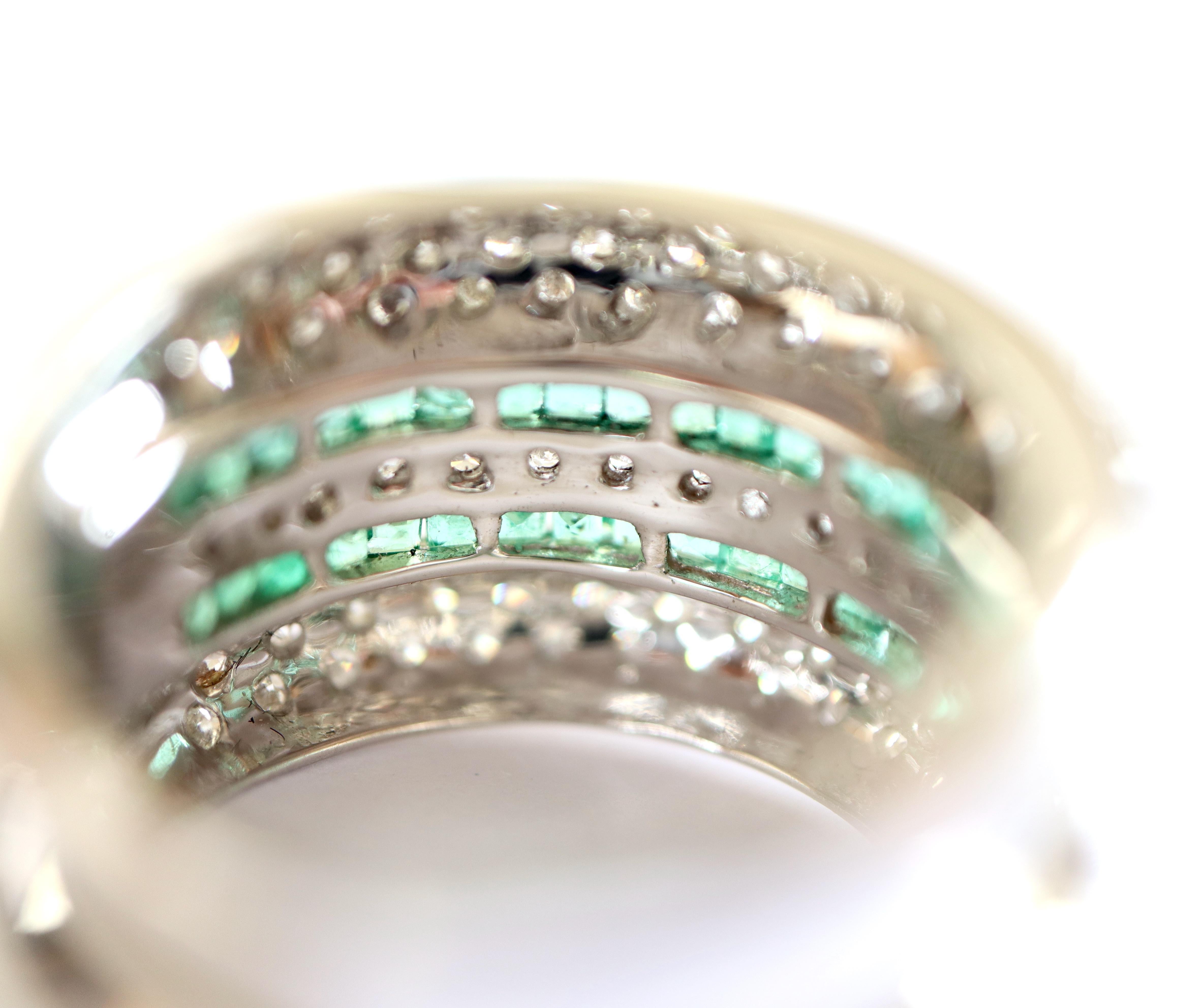 Emerald and Diamonds Ring in 18 Karat White Gold  In Good Condition For Sale In Paris, FR