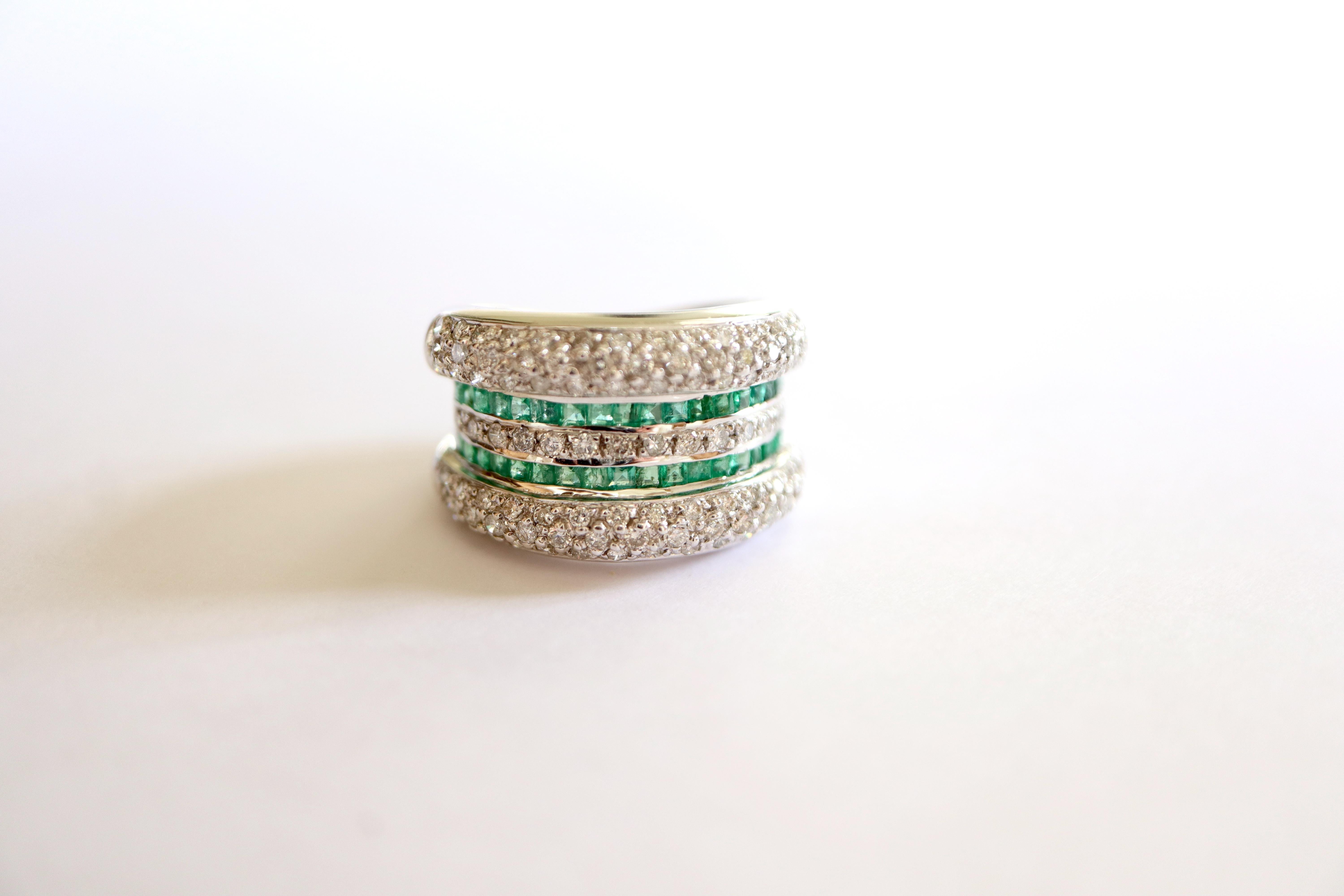 Emerald and Diamonds Ring in 18 Karat White Gold  For Sale 3