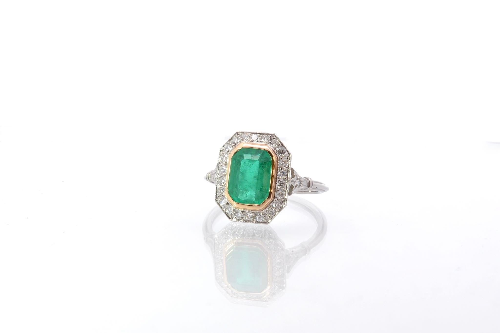 Emerald and diamonds ring in 18k gold and platine In Good Condition For Sale In PARIS, FR