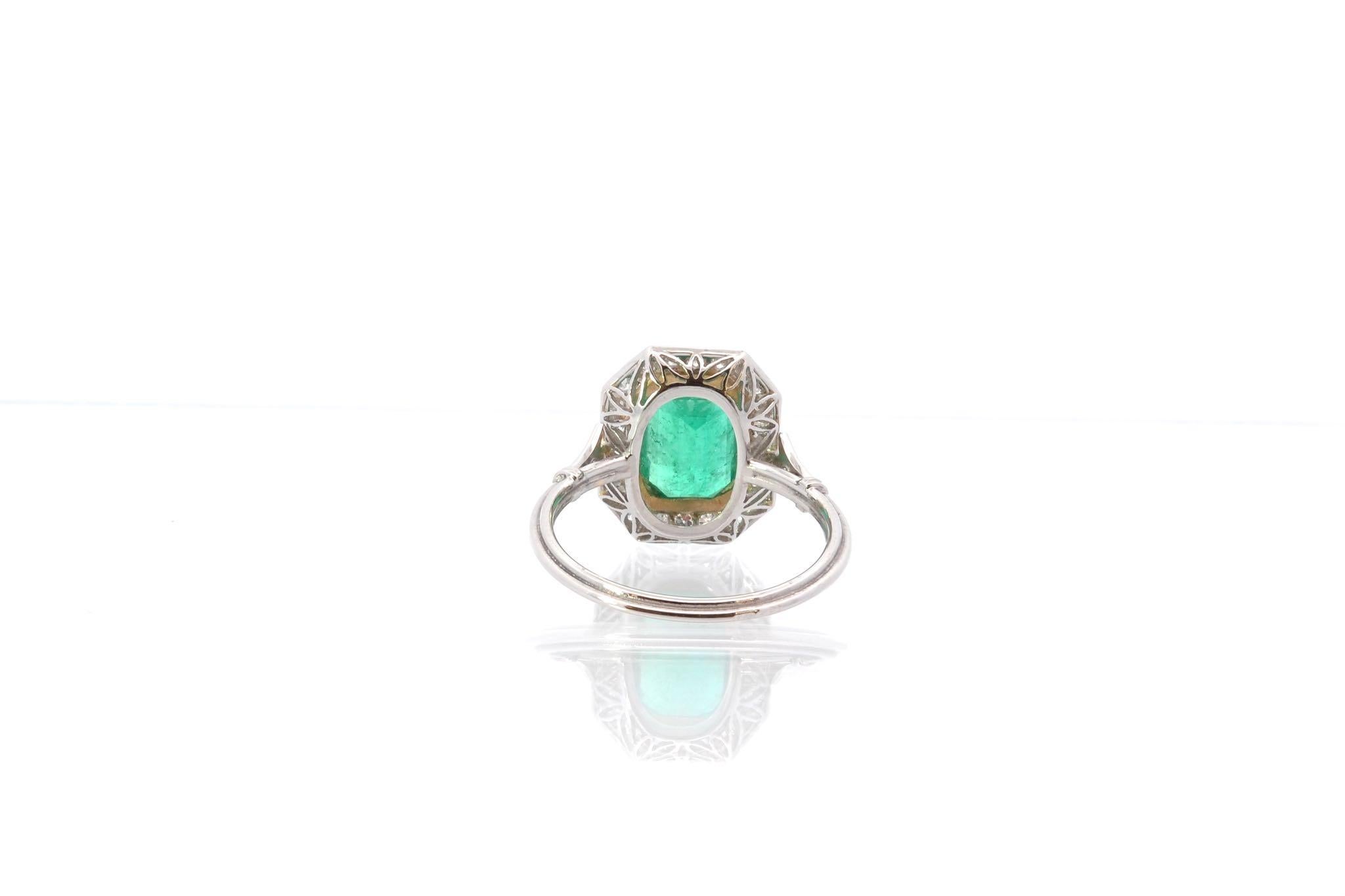 Women's or Men's Emerald and diamonds ring in 18k gold and platine For Sale
