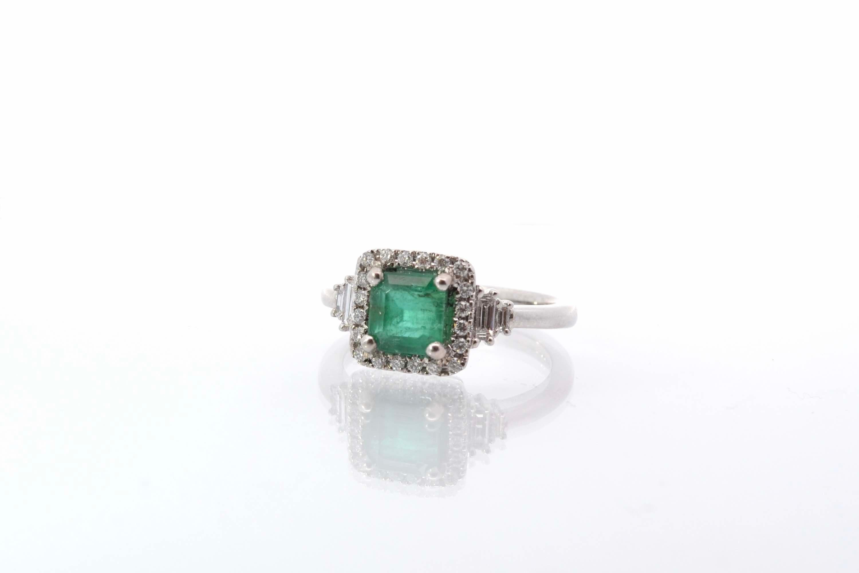 Emerald and diamonds ring in 18k gold In Good Condition For Sale In PARIS, FR
