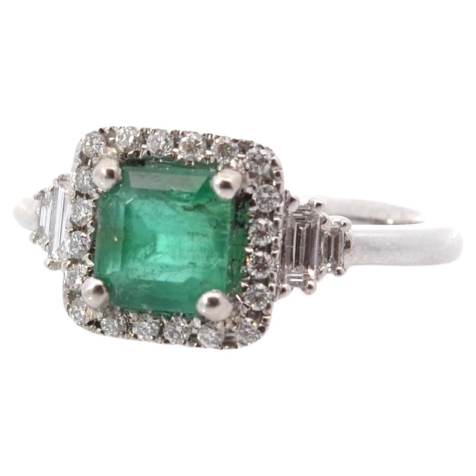 Emerald and diamonds ring in 18k gold For Sale
