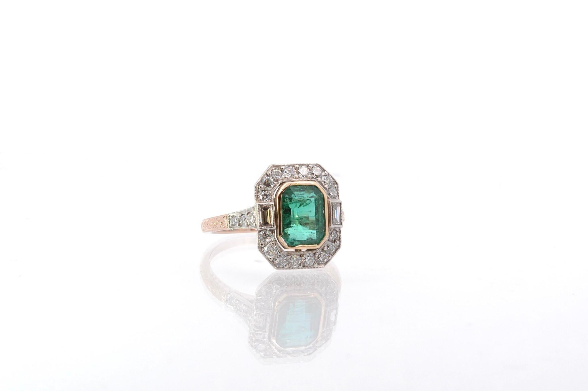 Ring aus Platin und Roségold mit Smaragd und Diamanten (Smaragdschliff) im Angebot