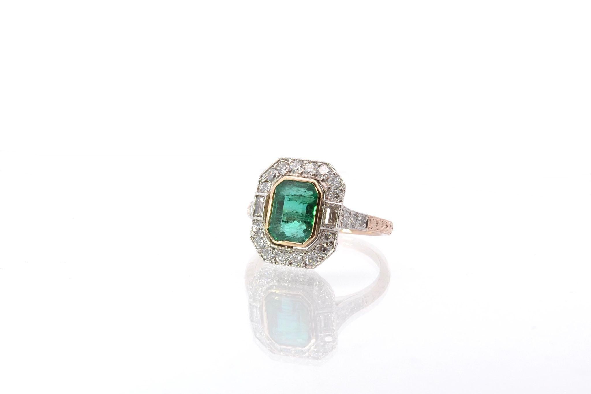 Emerald and diamonds ring in platine and rose gold In Good Condition For Sale In PARIS, FR
