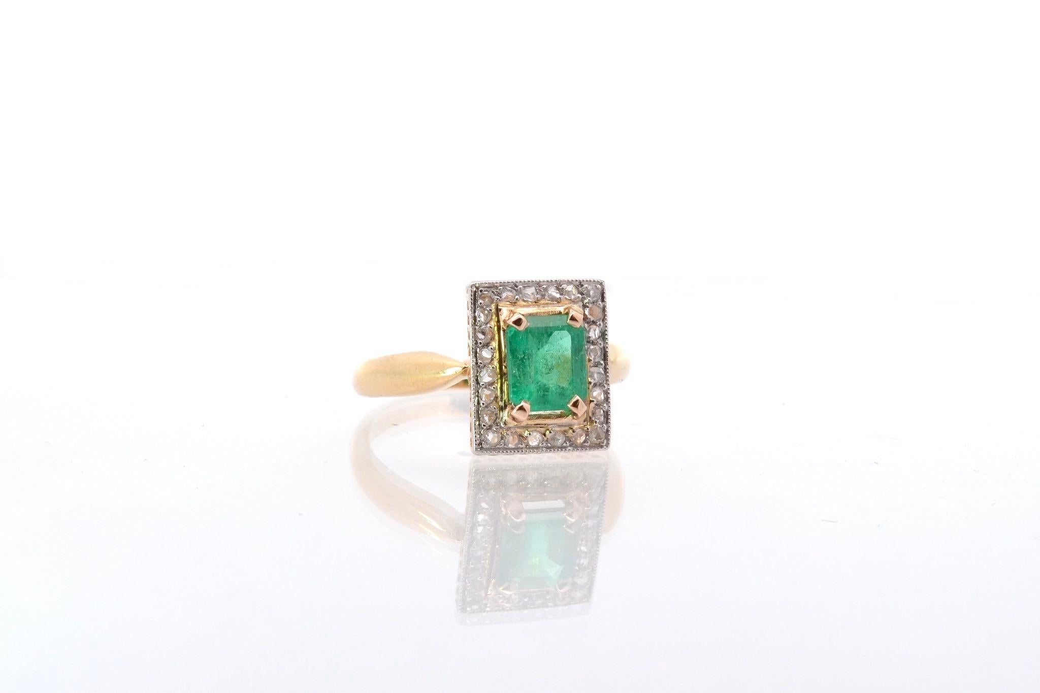 Art Deco Emerald and diamonds roses ring in 18k gold and platinum For Sale