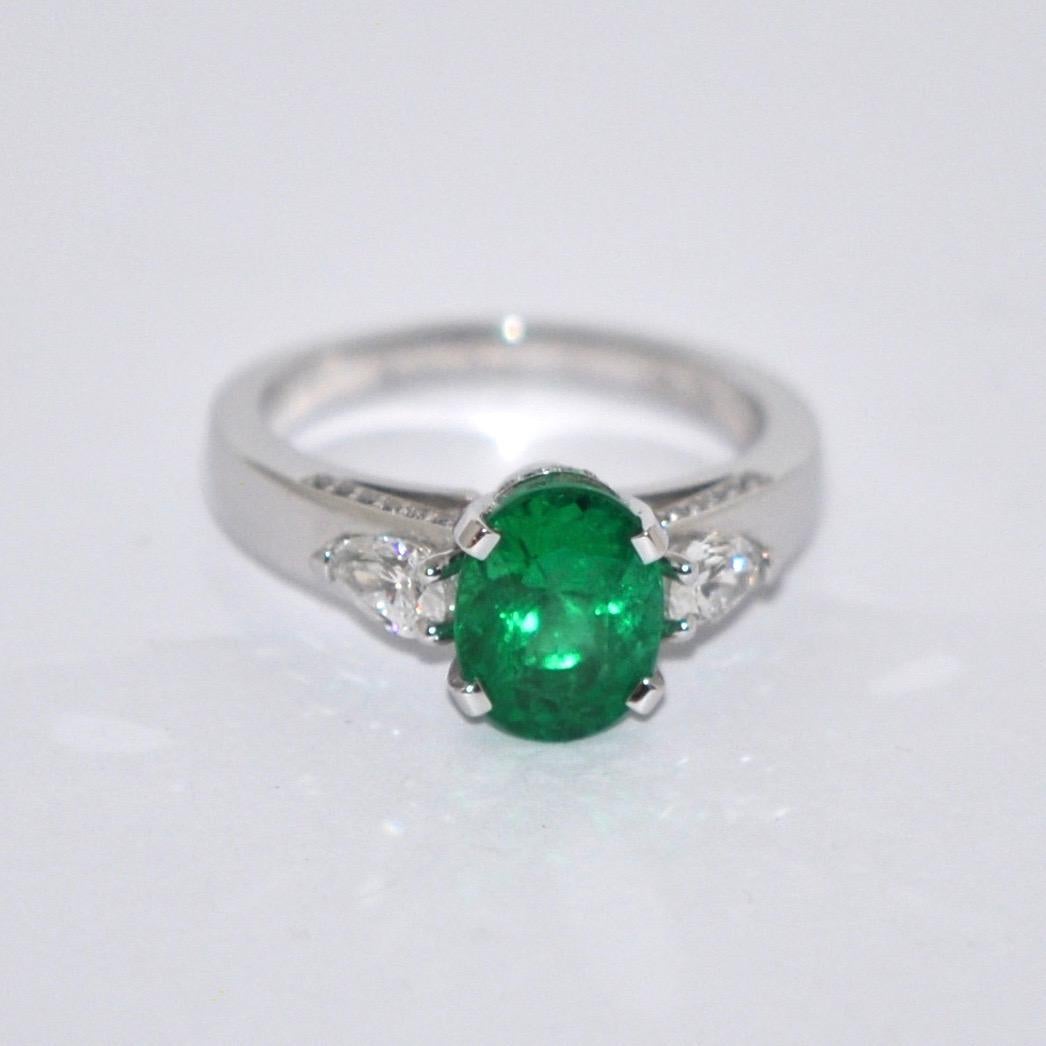 Beautiful and Elegant Ring 
Emerald 1,94 Carat Form O
2 Diamonds 0,48 Carat Color F
36 Diamonds 0,09 Carat Color F
