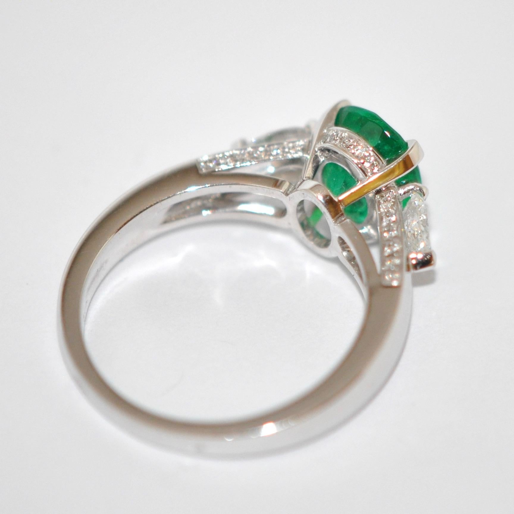 Women's Emerald and Diamonds White Gold Ring