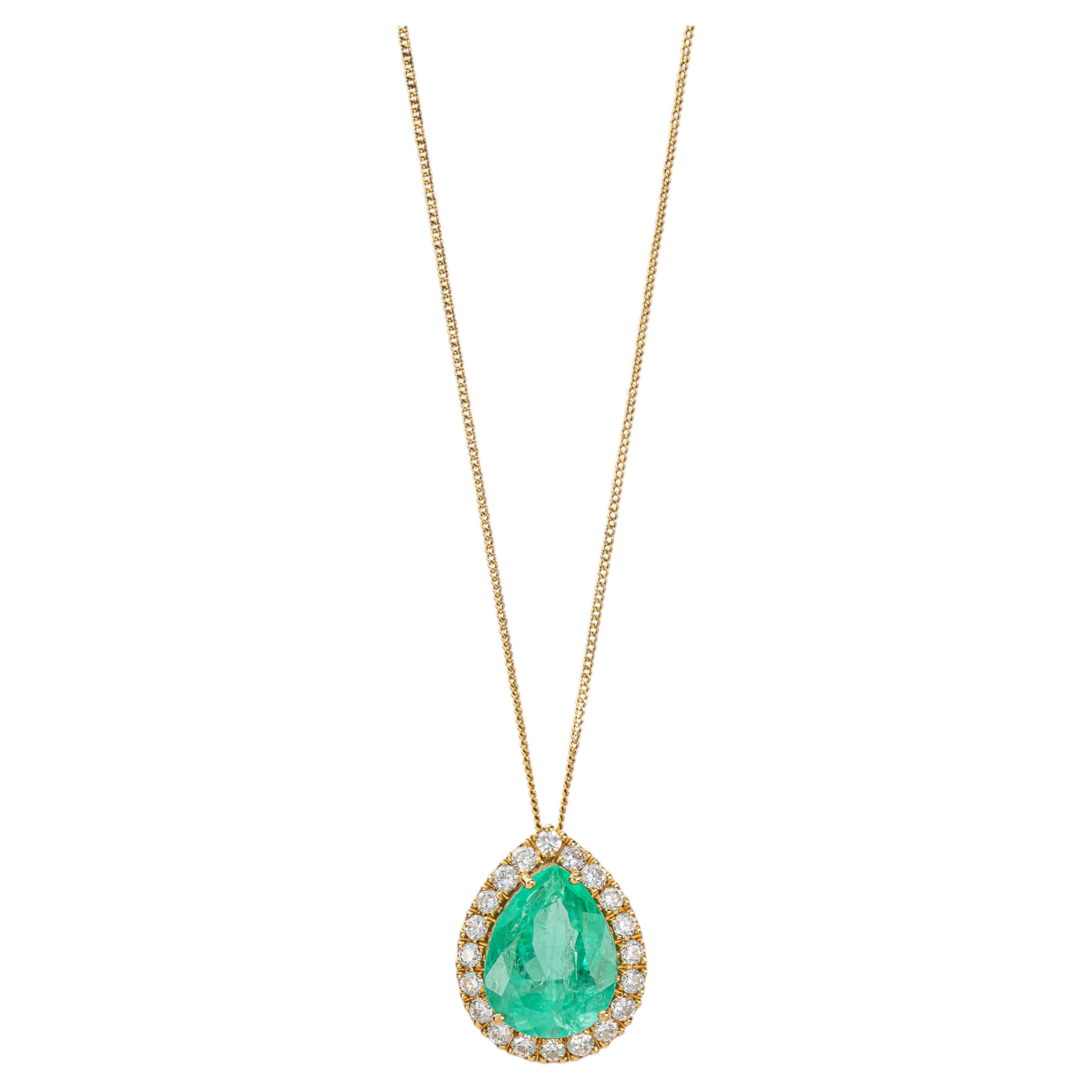Emerald and Diamonds Yellow Gold Pendant Chain Necklace