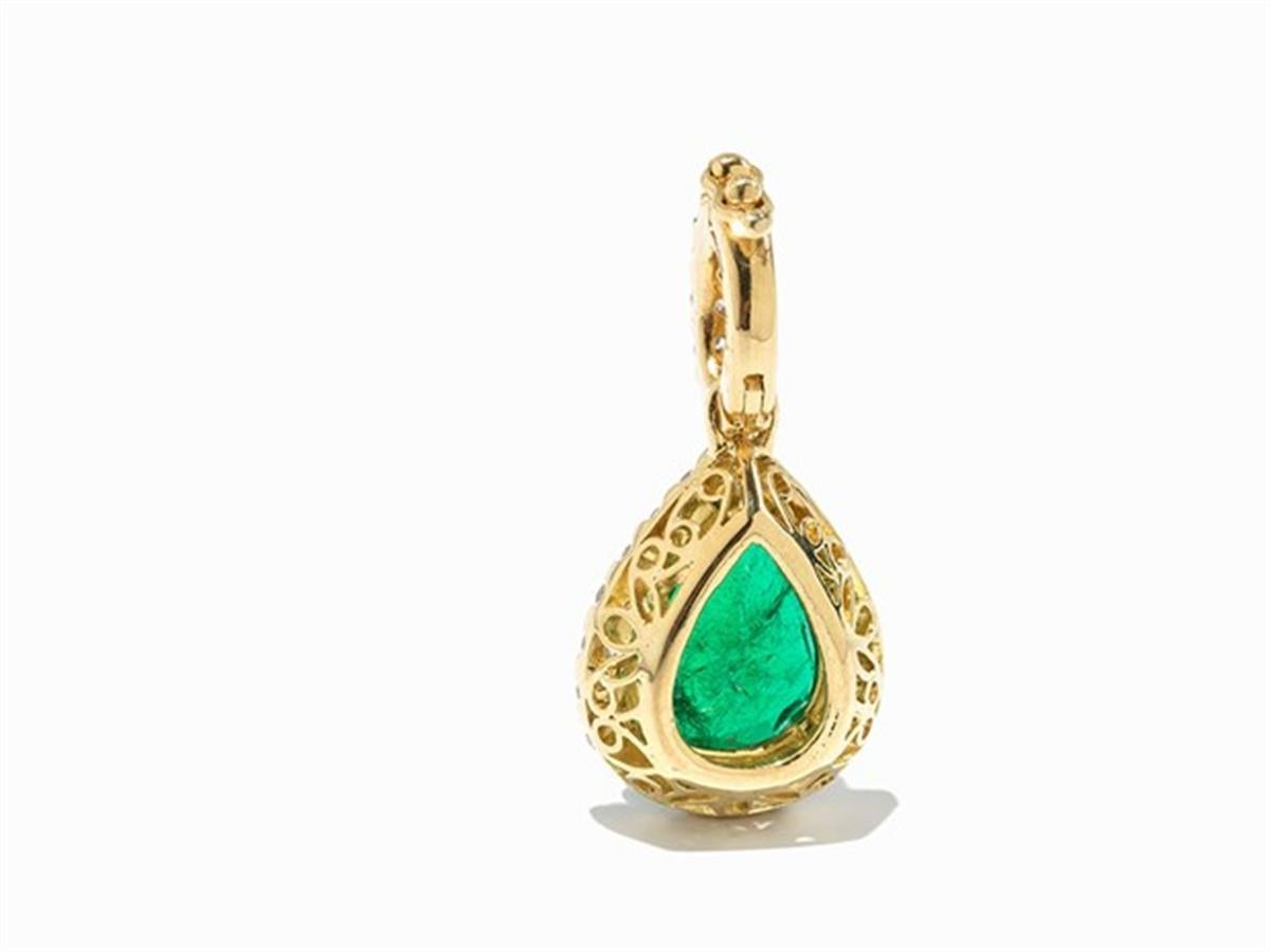 Emerald and Diamonds Pendent, 18 Karat Gold In New Condition In Bad Kissingen, DE