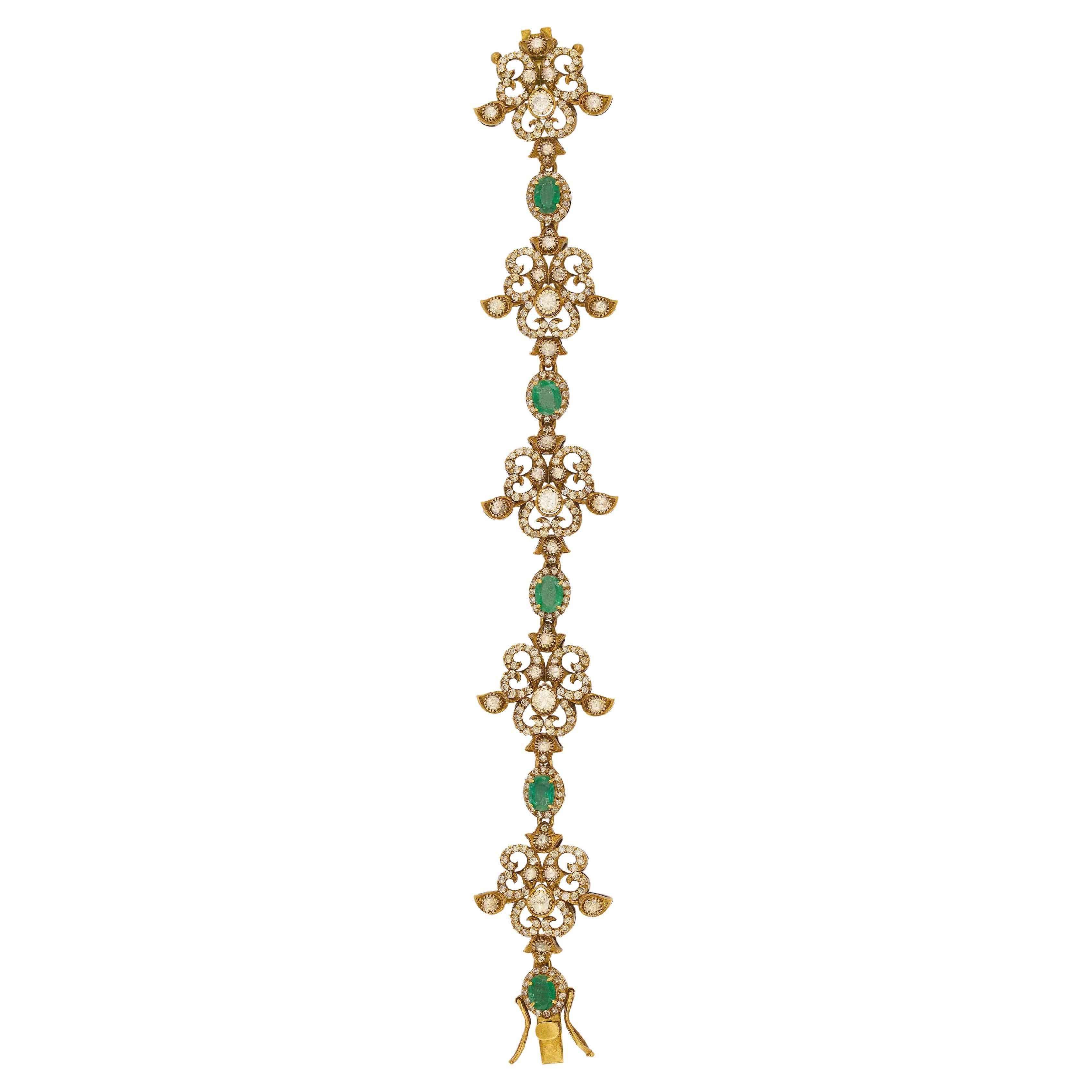 Un bracciale realizzato a mano con un mix di diamanti piatti non tagliati e diamanti a taglio pieno insieme a ovali di smeraldo. Il pezzo è leggero e realizzato in 14 carati. È stato realizzato con una finitura antica.

Il peso delle pietre è il