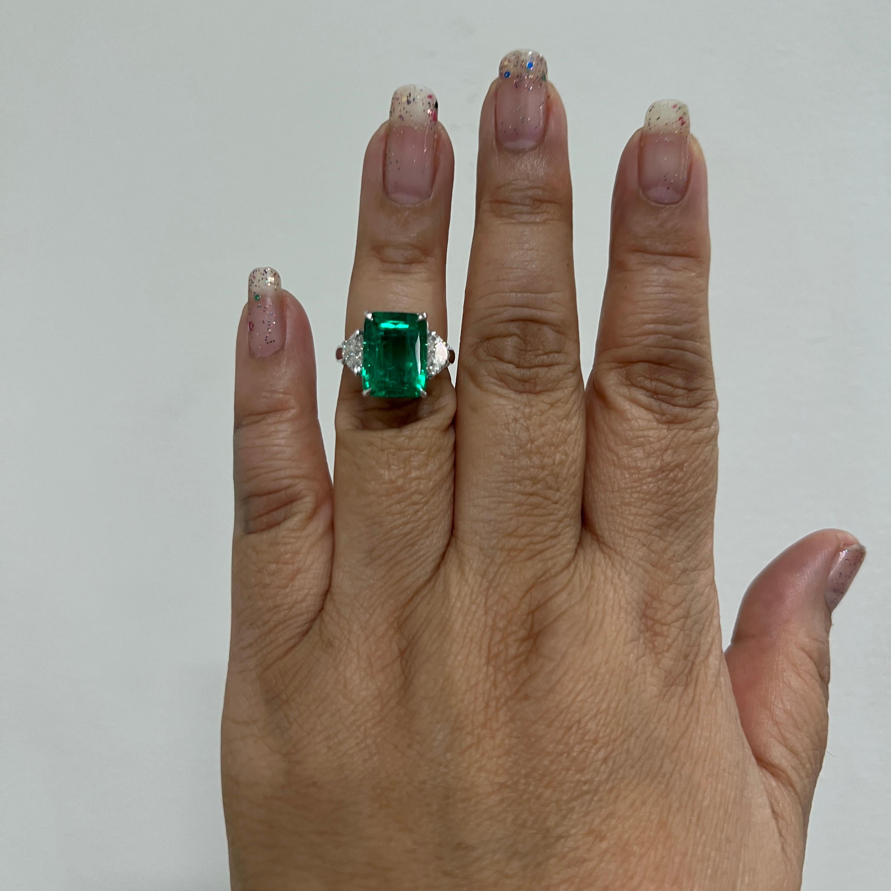 Schöner und leuchtend grüner 7,64 ct. Smaragd im Smaragdschliff mit 1,43 ct. GIA H VS weißer Diamant in Herzform.  Jeder Diamant hat ein GIA-Zertifikat.  Handgefertigt aus 18 Karat Weißgold.  Ring Größe 6,5.
