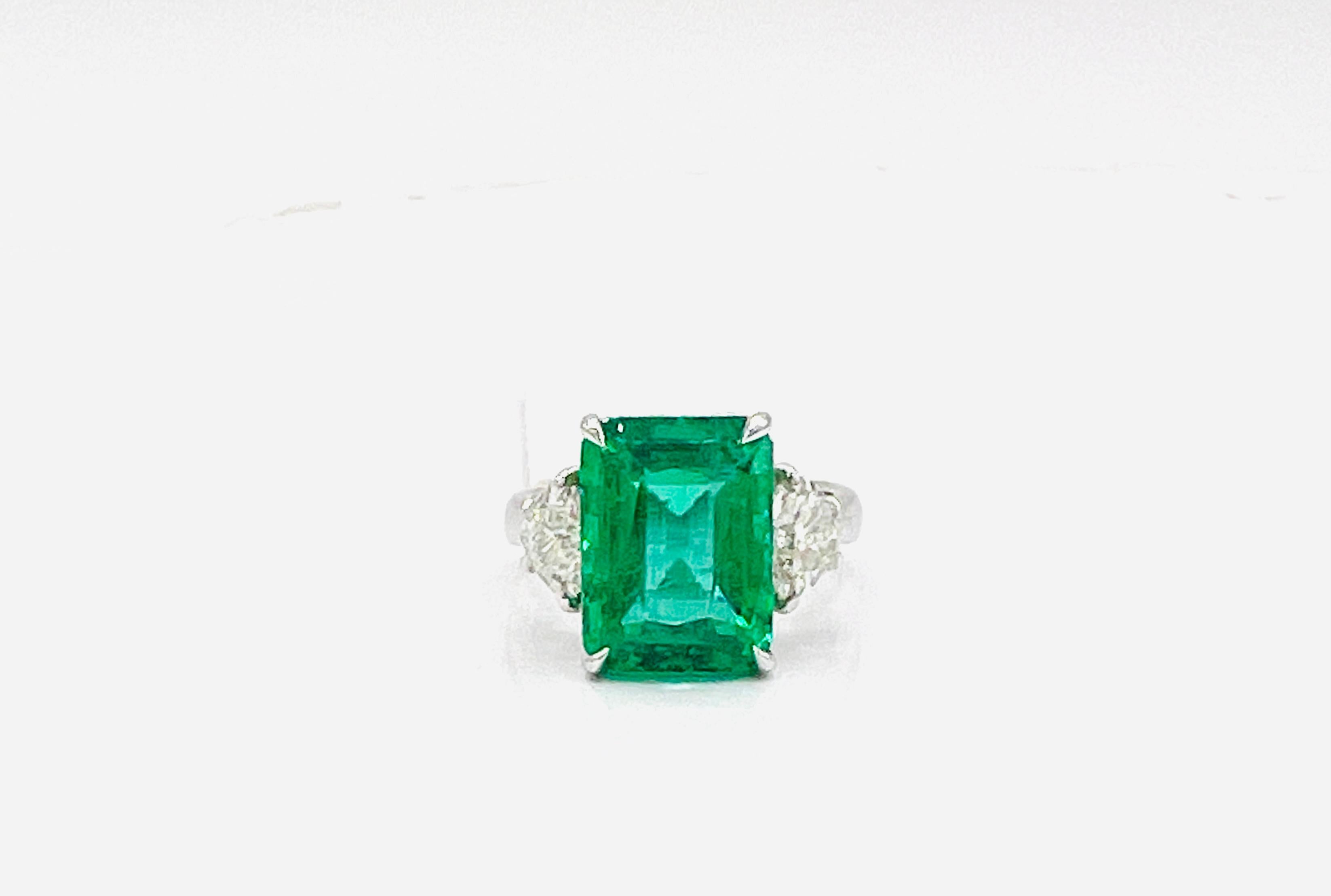 Smaragd- und GIA-Cocktailring mit drei Steinen in Herzform aus 18 Karat Weißgold im Zustand „Neu“ in Los Angeles, CA